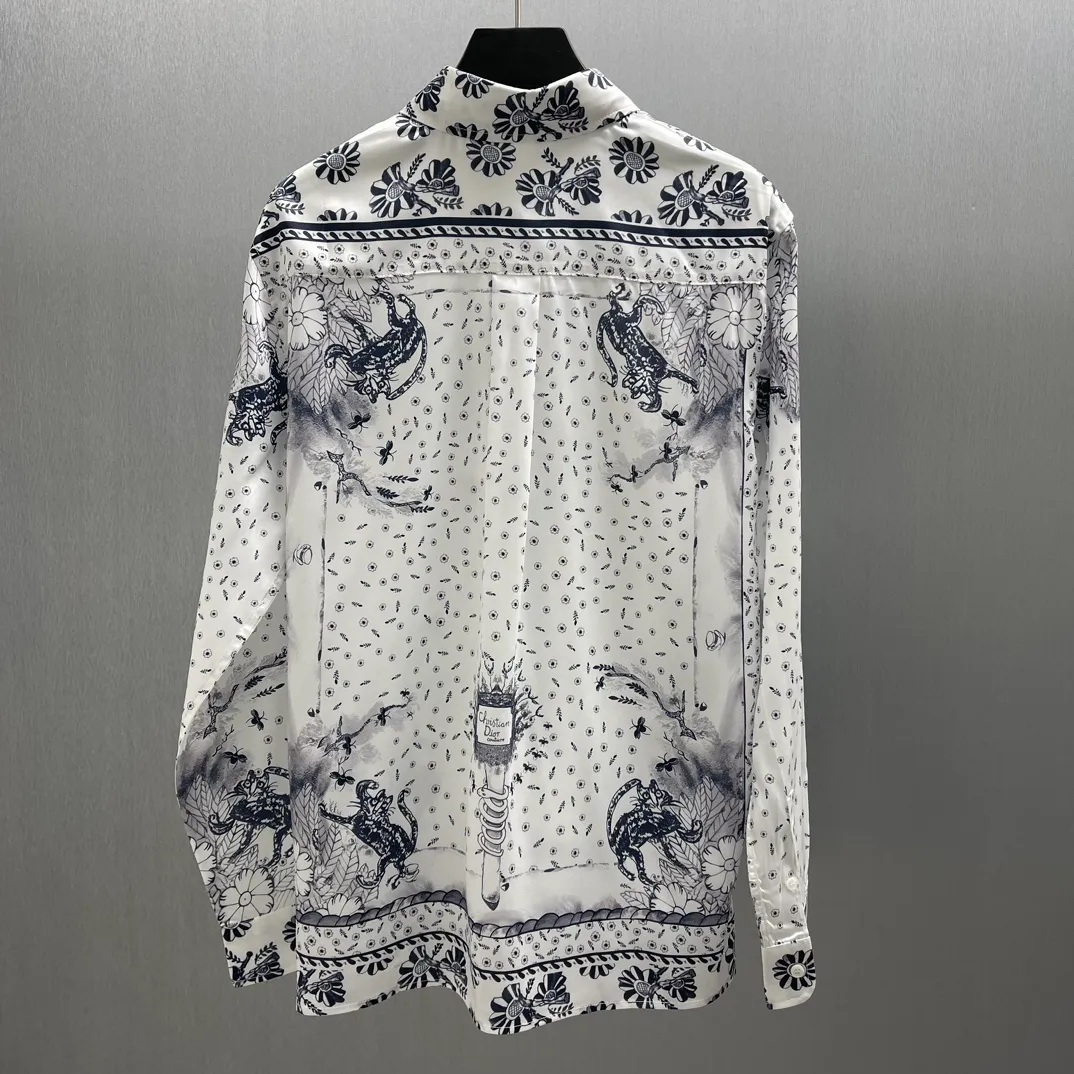 🅿️460 🧧CD Yiyun blue and white style shirt SIZE: S-XL This village shirt comes from the DIOR AND HYLTON NEL joint series, showing an interpretation of the artist's work. Crafted from white mulberry silk twill fabric, it features an oversized fit and a hidden button closure. The style is fashionable and can be paired with other pieces from the limited series.