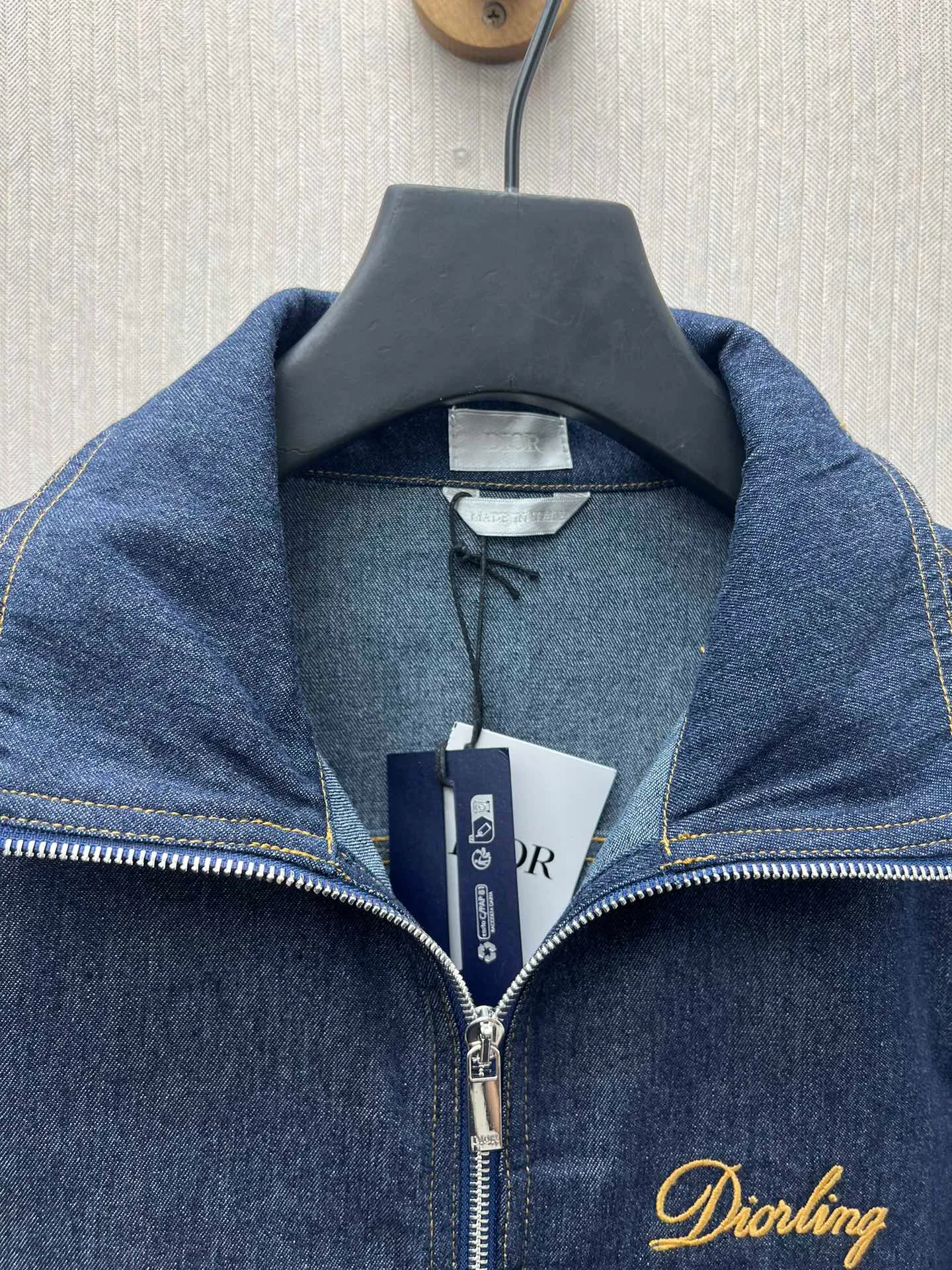 🅿️500 Dior 25ss new short jacket is a new product of the 2025 winter men's wear series. It is decorated with the Dior love logo inspired by the Dior archives, paying tribute to Dior's heritage. Crafted from new navy blue cotton denim that's lightweight and soft, perfect for this season. Pair with jeans from the same collection for a sophisticated look. Number of yards: 38.39.40.41.