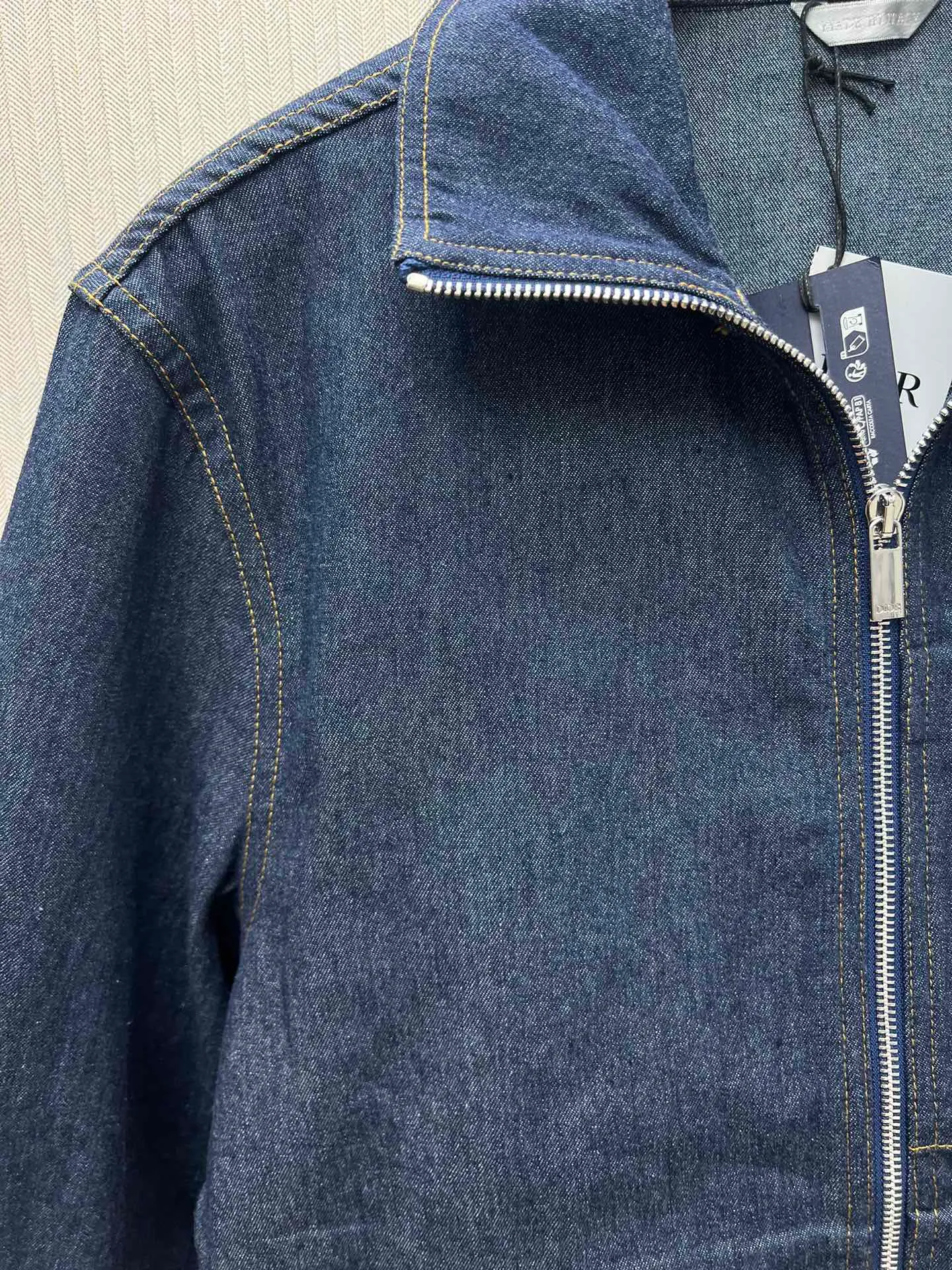 🅿️500 Dior 25ss new short jacket is a new product of the 2025 winter men's wear series. It is decorated with the Dior love logo inspired by the Dior archives, paying tribute to Dior's heritage. Crafted from new navy blue cotton denim that's lightweight and soft, perfect for this season. Pair with jeans from the same collection for a sophisticated look. Number of yards: 38.39.40.41.