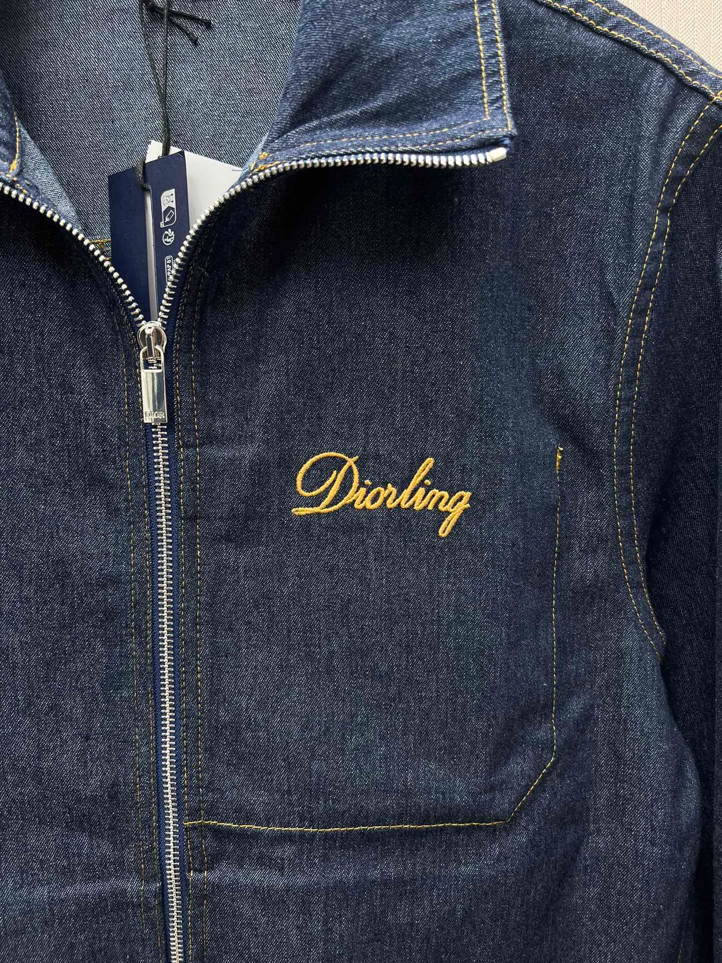 🅿️500 Dior 25ss new short jacket is a new product of the 2025 winter men's wear series. It is decorated with the Dior love logo inspired by the Dior archives, paying tribute to Dior's heritage. Crafted from new navy blue cotton denim that's lightweight and soft, perfect for this season. Pair with jeans from the same collection for a sophisticated look. Number of yards: 38.39.40.41.