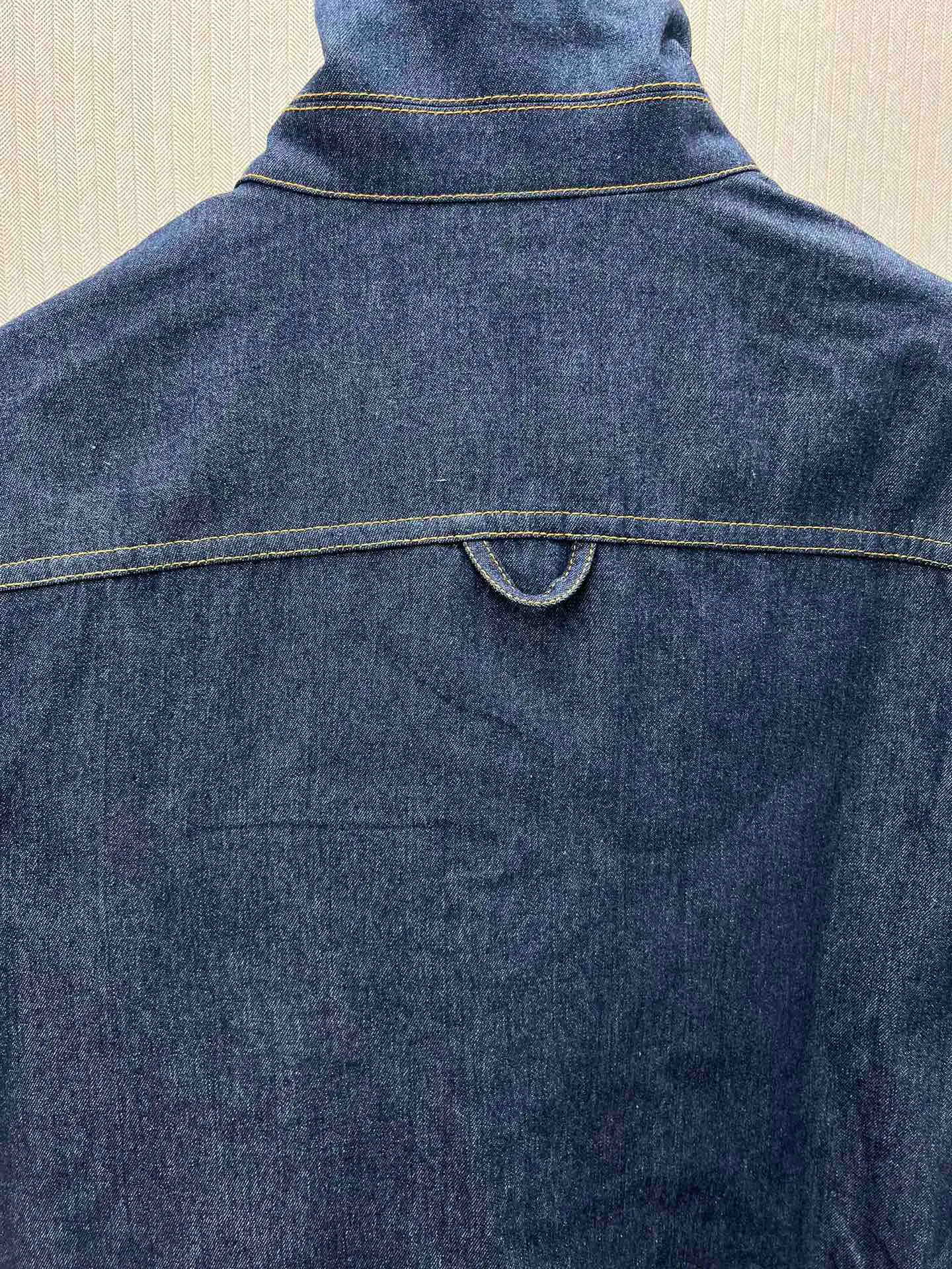 🅿️500 Dior 25ss new short jacket is a new product of the 2025 winter men's wear series. It is decorated with the Dior love logo inspired by the Dior archives, paying tribute to Dior's heritage. Crafted from new navy blue cotton denim that's lightweight and soft, perfect for this season. Pair with jeans from the same collection for a sophisticated look. Number of yards: 38.39.40.41.