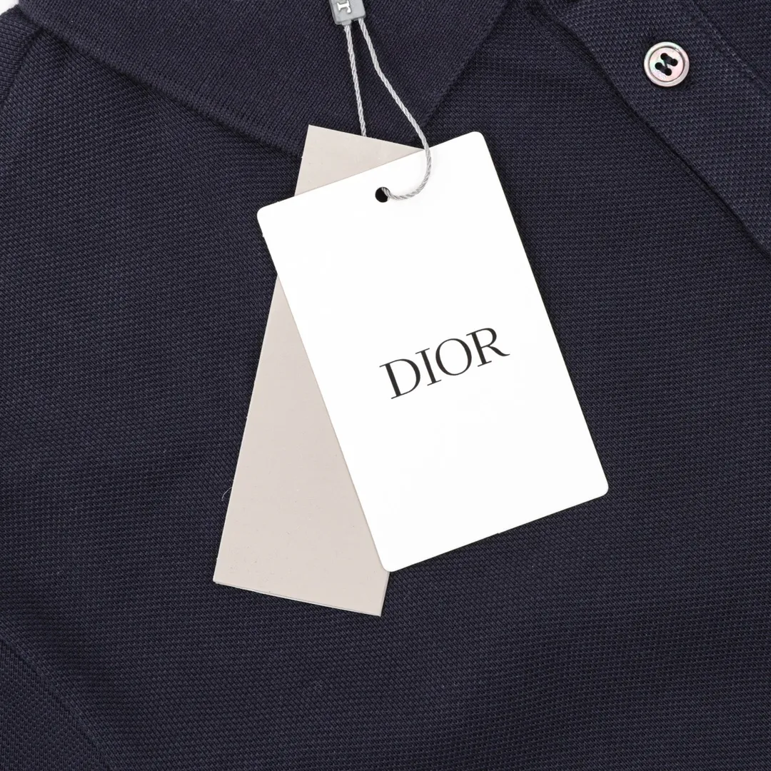 🅿️270 DIOR/Dior Little Bee embroidered LOGO short-sleeved POLO shirt is made of cotton pique mesh fabric, custom-made material 260g long-staple cotton, the collar is made of a dual-system jacquard custom-made flat machine, elastic and non-deformable, all the clothes are bound with native cloth, double-layered front chest, no open stitching, no loose edges, cuffs, front chest bottom, shoulder seams and boning, three labels for customized accessories! Fashionable and versatile, if you want to wear a fashionable street style, many bloggers on Xiaohongshu recommend this Polo shirt at the right time. The details are more careful to strengthen the collar shape, and it will not deform after being worn and washed for a long time. It is absolutely high-quality and perfect! size：S-L