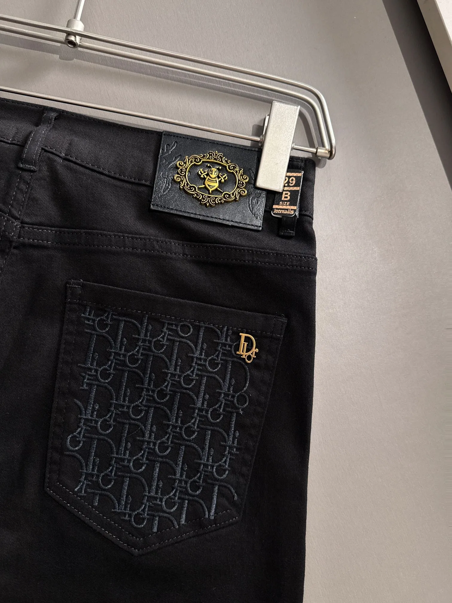 🅿️340 Dior's new 2025 four-season embroidered pocket slim-fit jeans trousers are produced using imported Japanese Denim plain cotton denim fabrics, complete with three labels, simple yet elegant, soft, delicate and comfortable, and versatile and fashionable on the upper body! Light luxury, a must-have item for daily commuting! Color: Black White Size: 28-40 (please state your height and weight when placing an order)