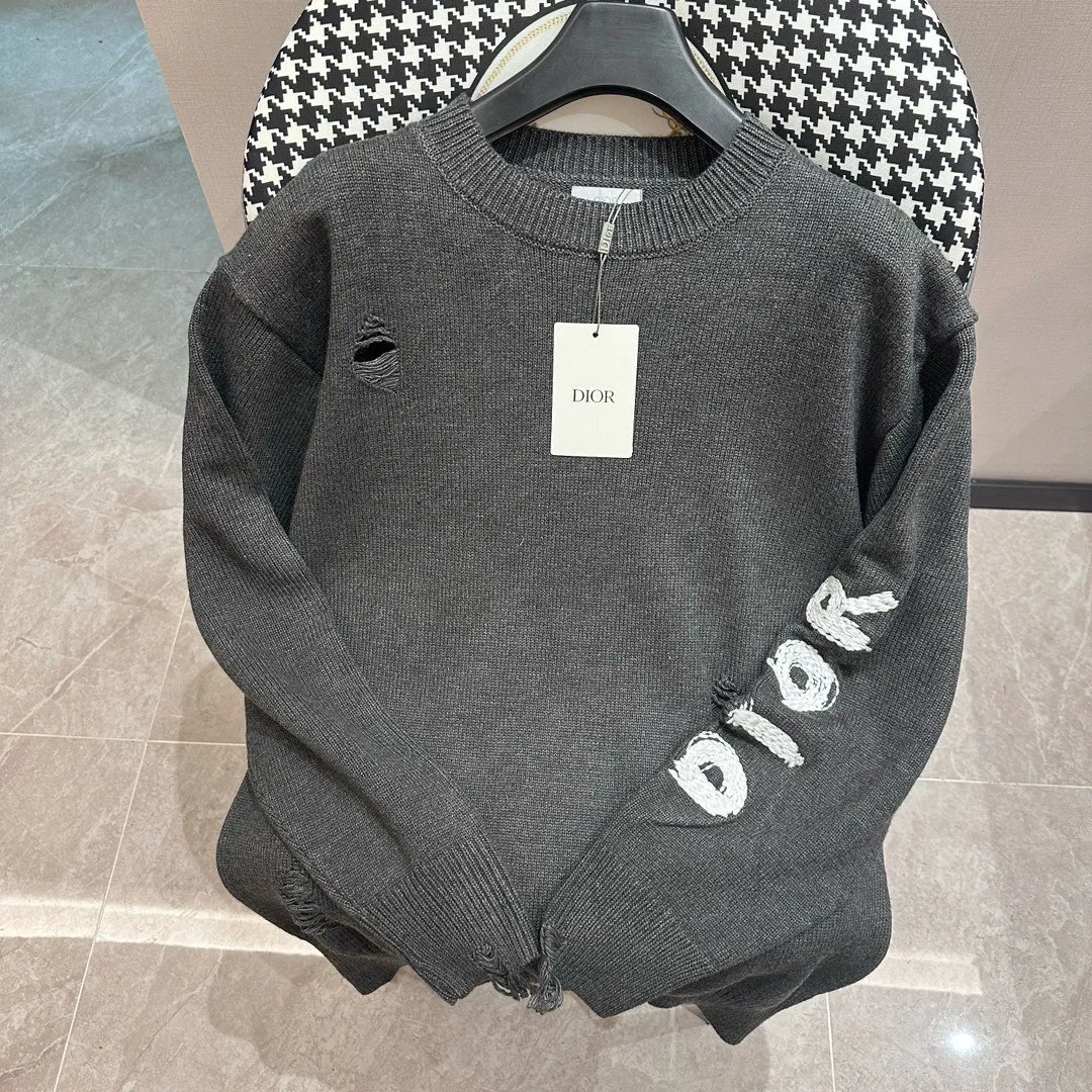 🅿️360 🀄️ DIOR CD Sheep Wool Blended Jersey Sweater This sweater is a new product of the 2024 Spring and Summer Men's Wear Series. It comes from the AND OTANIWORKSHOP joint series. The sleeves display brand embroidery. The back is decorated with Ben Lee's theme pattern. It is carefully made of white and navy blue sheep wool blended jersey fabric. Round neck design presents a fashionable burnt effect style. It can be matched with all kinds of casual clothing to create a classic look. The patch pattern is a combination of stitch embroidery and needle embroidery. The theme pattern uses needle embroidery, using finer wool. The pattern is formed by inserting stitches, which has a unique texture and artistic effect. The cuff wool embroidery thread is inserted into the needle embroidery process. The needles are interwoven with needles of different lengths to achieve an uneven effect. The embroidery surface is specially treated, and wool is used to embroider the embroidery. Its fineness makes the silk thread smooth and smooth. Then the flat embroidery stitch is used to finish the overall embroidery pattern. The body is designed with irregular holes. It has a casual and uninhibited design and feels fluffy. It has high resilience and is not restrictive. When washing, the focus is on creating the velvety texture of cashmere itself. It is soft to the touch, not sticky, and does not stick to the body.