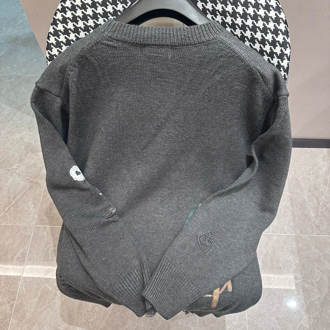 🅿️360 🀄️ DIOR CD Sheep Wool Blended Jersey Sweater This sweater is a new product of the 2024 Spring and Summer Men's Wear Series. It comes from the AND OTANIWORKSHOP joint series. The sleeves display brand embroidery. The back is decorated with Ben Lee's theme pattern. It is carefully made of white and navy blue sheep wool blended jersey fabric. Round neck design presents a fashionable burnt effect style. It can be matched with all kinds of casual clothing to create a classic look. The patch pattern is a combination of stitch embroidery and needle embroidery. The theme pattern uses needle embroidery, using finer wool. The pattern is formed by inserting stitches, which has a unique texture and artistic effect. The cuff wool embroidery thread is inserted into the needle embroidery process. The needles are interwoven with needles of different lengths to achieve an uneven effect. The embroidery surface is specially treated, and wool is used to embroider the embroidery. Its fineness makes the silk thread smooth and smooth. Then the flat embroidery stitch is used to finish the overall embroidery pattern. The body is designed with irregular holes. It has a casual and uninhibited design and feels fluffy. It has high resilience and is not restrictive. When washing, the focus is on creating the velvety texture of cashmere itself. It is soft to the touch, not sticky, and does not stick to the body.