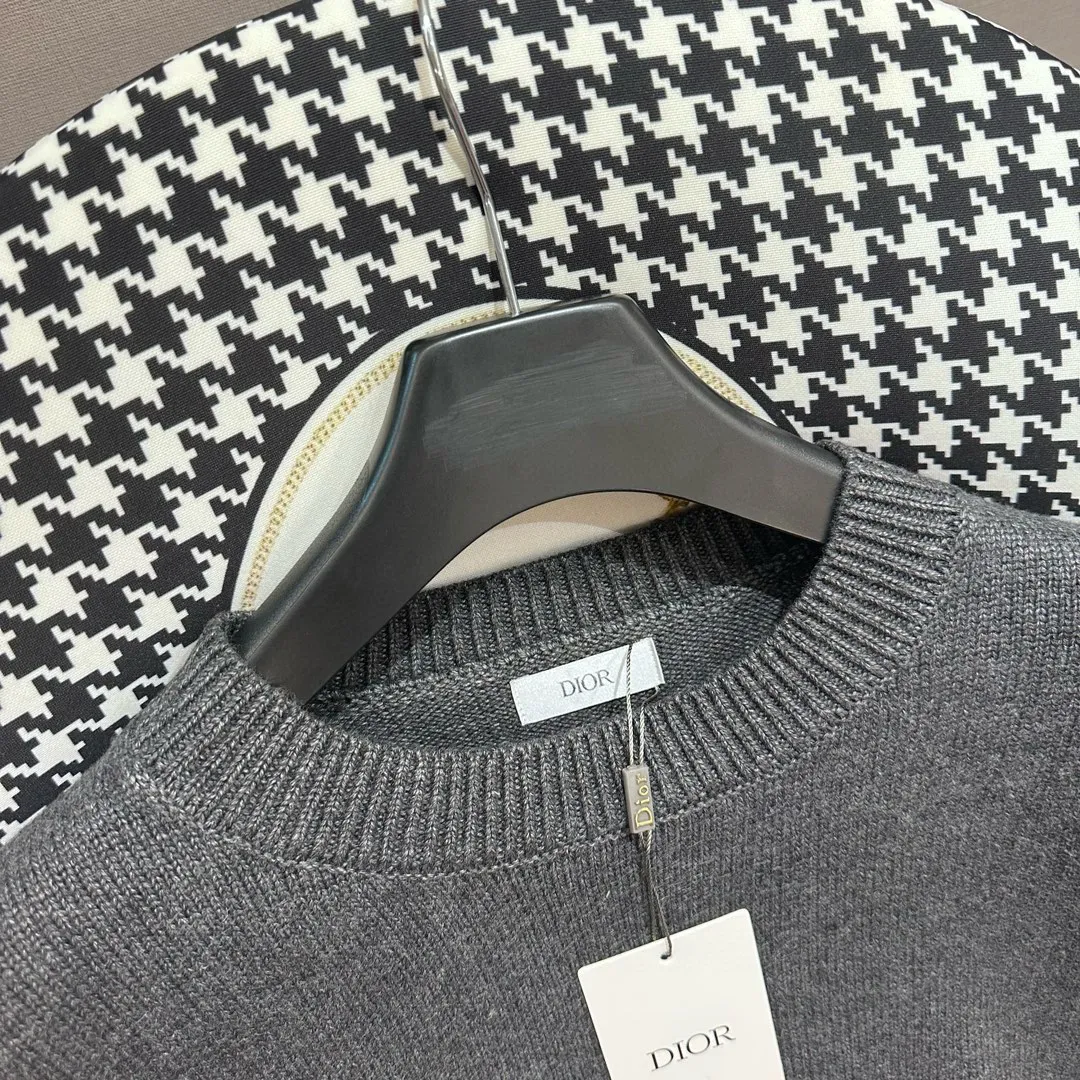 🅿️360 🀄️ DIOR CD Sheep Wool Blended Jersey Sweater This sweater is a new product of the 2024 Spring and Summer Men's Wear Series. It comes from the AND OTANIWORKSHOP joint series. The sleeves display brand embroidery. The back is decorated with Ben Lee's theme pattern. It is carefully made of white and navy blue sheep wool blended jersey fabric. Round neck design presents a fashionable burnt effect style. It can be matched with all kinds of casual clothing to create a classic look. The patch pattern is a combination of stitch embroidery and needle embroidery. The theme pattern uses needle embroidery, using finer wool. The pattern is formed by inserting stitches, which has a unique texture and artistic effect. The cuff wool embroidery thread is inserted into the needle embroidery process. The needles are interwoven with needles of different lengths to achieve an uneven effect. The embroidery surface is specially treated, and wool is used to embroider the embroidery. Its fineness makes the silk thread smooth and smooth. Then the flat embroidery stitch is used to finish the overall embroidery pattern. The body is designed with irregular holes. It has a casual and uninhibited design and feels fluffy. It has high resilience and is not restrictive. When washing, the focus is on creating the velvety texture of cashmere itself. It is soft to the touch, not sticky, and does not stick to the body.