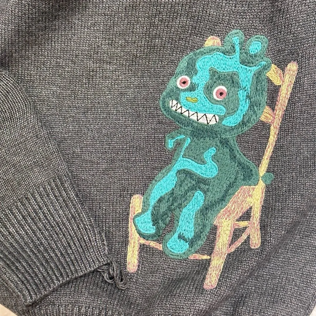 🅿️360 🀄️ DIOR CD Sheep Wool Blended Jersey Sweater This sweater is a new product of the 2024 Spring and Summer Men's Wear Series. It comes from the AND OTANIWORKSHOP joint series. The sleeves display brand embroidery. The back is decorated with Ben Lee's theme pattern. It is carefully made of white and navy blue sheep wool blended jersey fabric. Round neck design presents a fashionable burnt effect style. It can be matched with all kinds of casual clothing to create a classic look. The patch pattern is a combination of stitch embroidery and needle embroidery. The theme pattern uses needle embroidery, using finer wool. The pattern is formed by inserting stitches, which has a unique texture and artistic effect. The cuff wool embroidery thread is inserted into the needle embroidery process. The needles are interwoven with needles of different lengths to achieve an uneven effect. The embroidery surface is specially treated, and wool is used to embroider the embroidery. Its fineness makes the silk thread smooth and smooth. Then the flat embroidery stitch is used to finish the overall embroidery pattern. The body is designed with irregular holes. It has a casual and uninhibited design and feels fluffy. It has high resilience and is not restrictive. When washing, the focus is on creating the velvety texture of cashmere itself. It is soft to the touch, not sticky, and does not stick to the body.