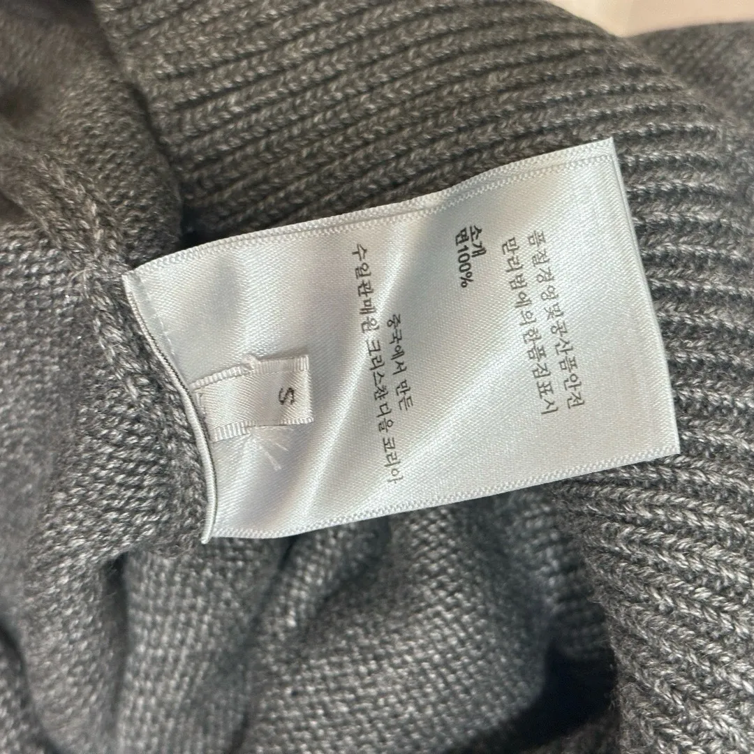 🅿️360 🀄️ DIOR CD Sheep Wool Blended Jersey Sweater This sweater is a new product of the 2024 Spring and Summer Men's Wear Series. It comes from the AND OTANIWORKSHOP joint series. The sleeves display brand embroidery. The back is decorated with Ben Lee's theme pattern. It is carefully made of white and navy blue sheep wool blended jersey fabric. Round neck design presents a fashionable burnt effect style. It can be matched with all kinds of casual clothing to create a classic look. The patch pattern is a combination of stitch embroidery and needle embroidery. The theme pattern uses needle embroidery, using finer wool. The pattern is formed by inserting stitches, which has a unique texture and artistic effect. The cuff wool embroidery thread is inserted into the needle embroidery process. The needles are interwoven with needles of different lengths to achieve an uneven effect. The embroidery surface is specially treated, and wool is used to embroider the embroidery. Its fineness makes the silk thread smooth and smooth. Then the flat embroidery stitch is used to finish the overall embroidery pattern. The body is designed with irregular holes. It has a casual and uninhibited design and feels fluffy. It has high resilience and is not restrictive. When washing, the focus is on creating the velvety texture of cashmere itself. It is soft to the touch, not sticky, and does not stick to the body.