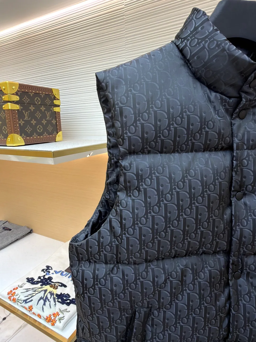 Dior 25ss jacquard all-over printed down vest ●Original version: purchased and developed by 16504 ●Item number: 1681648-B90 ●Fabric: white duck down fabric ●Technology: jacquard production ●Color: black ●Version: fitted version ●Weight: about 545 grams ●Size: 46-48-50-52 ●Description: The fabric adopts scientific jacquard technology: laser jacquard technology is applied to the fabric to make the whole piece of clothing uneven and more three-dimensional. This technology not only improves the visual effect of the fabric, but also enhances its durability and comfort. Custom-woven high-density satin nylon material, combined with dark jacquard weaving, makes the down vest extremely waterproof, anti-fouling, and dust-proof. This ensures that the vest will look and perform well in inclement weather. Oblique printing is applied to fabrics through precise printing technology and blends perfectly with the fabrics, presenting a low-key and luxurious visual effect. High-quality 90% white duck down is used as the filling, and it has been strictly processed and screened to ensure the fluffiness and warmth of the down. Evenly fill the down into the inner bladder of the vest and fix it by sewing and taping. Detailed processing is done on the collar, cuffs, hem and other parts of the vest to improve the practicality and beauty of the vest. At the same time, the vests are ironed and inspected to ensure that the product quality meets the standards. The overall wiring is straight and delicate, the fabric is comfortable and soft, and the color is consistent without color difference. It can be matched with the same style to create a fashionable look and control various occasions. Customized accessories, complete with three standards, same style for men and women!