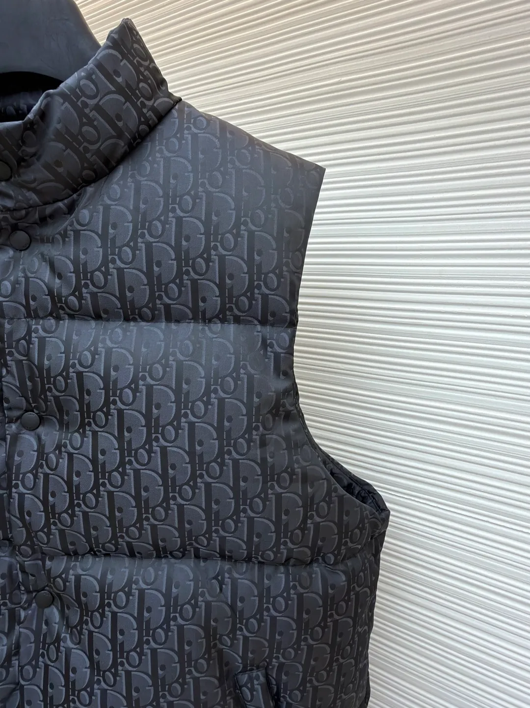 Dior 25ss jacquard all-over printed down vest ●Original version: purchased and developed by 16504 ●Item number: 1681648-B90 ●Fabric: white duck down fabric ●Technology: jacquard production ●Color: black ●Version: fitted version ●Weight: about 545 grams ●Size: 46-48-50-52 ●Description: The fabric adopts scientific jacquard technology: laser jacquard technology is applied to the fabric to make the whole piece of clothing uneven and more three-dimensional. This technology not only improves the visual effect of the fabric, but also enhances its durability and comfort. Custom-woven high-density satin nylon material, combined with dark jacquard weaving, makes the down vest extremely waterproof, anti-fouling, and dust-proof. This ensures that the vest will look and perform well in inclement weather. Oblique printing is applied to fabrics through precise printing technology and blends perfectly with the fabrics, presenting a low-key and luxurious visual effect. High-quality 90% white duck down is used as the filling, and it has been strictly processed and screened to ensure the fluffiness and warmth of the down. Evenly fill the down into the inner bladder of the vest and fix it by sewing and taping. Detailed processing is done on the collar, cuffs, hem and other parts of the vest to improve the practicality and beauty of the vest. At the same time, the vests are ironed and inspected to ensure that the product quality meets the standards. The overall wiring is straight and delicate, the fabric is comfortable and soft, and the color is consistent without color difference. It can be matched with the same style to create a fashionable look and control various occasions. Customized accessories, complete with three standards, same style for men and women!