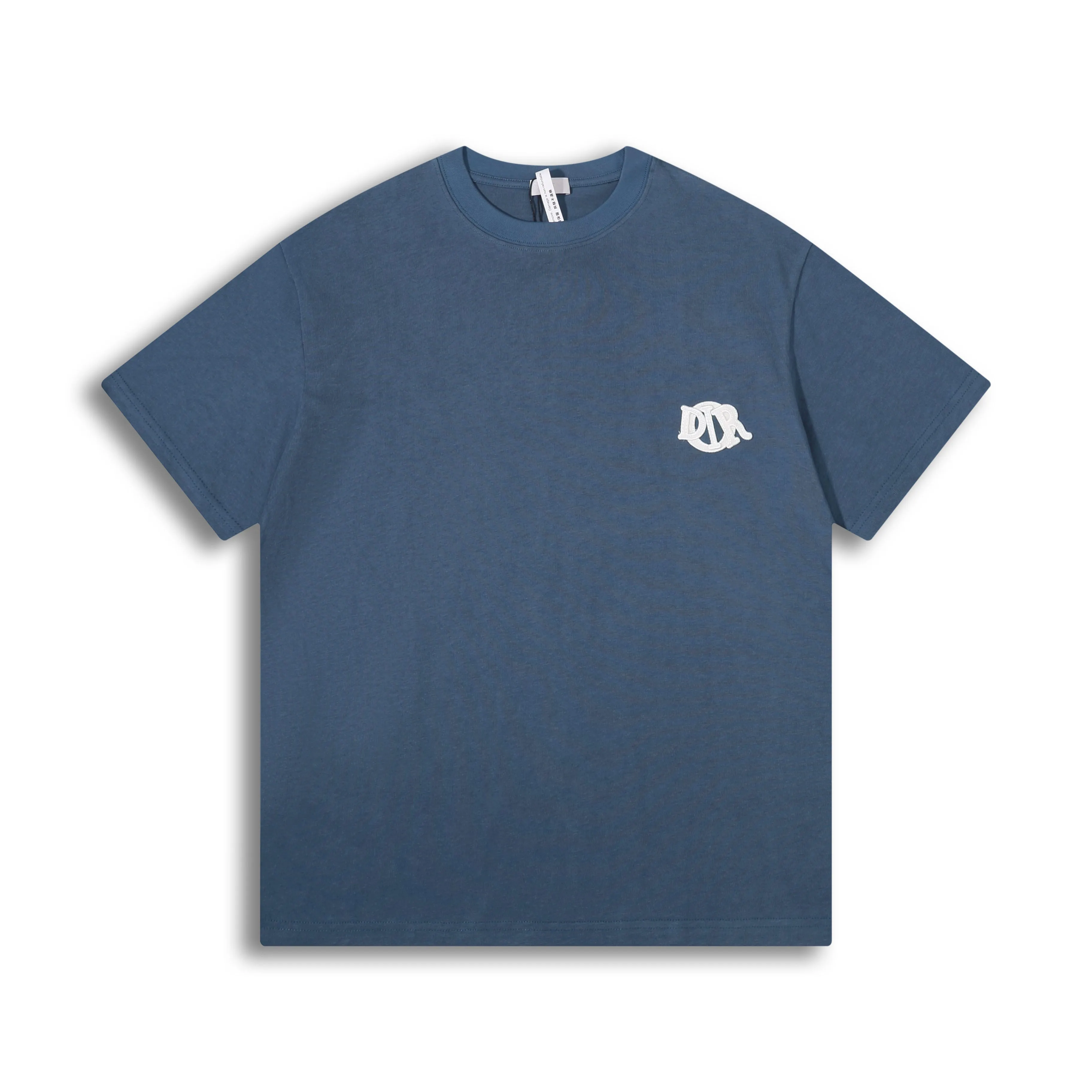 🅿️190 Correct version of high quality Dio* new chapter patch short-sleeved T-shirt. The fabric is made of 32s double yarn cotton plain weave. Matching 21s double yarn horizontal machine woven rib. Hand-made high-temperature pen on the front to mark the letter position. Flat car affixing the seal. The seal is made of water-soluble silk material as the base. Polyester mercerized embroidery thread. Three-dimensional hemming embroidery. SIZE: XS S M L