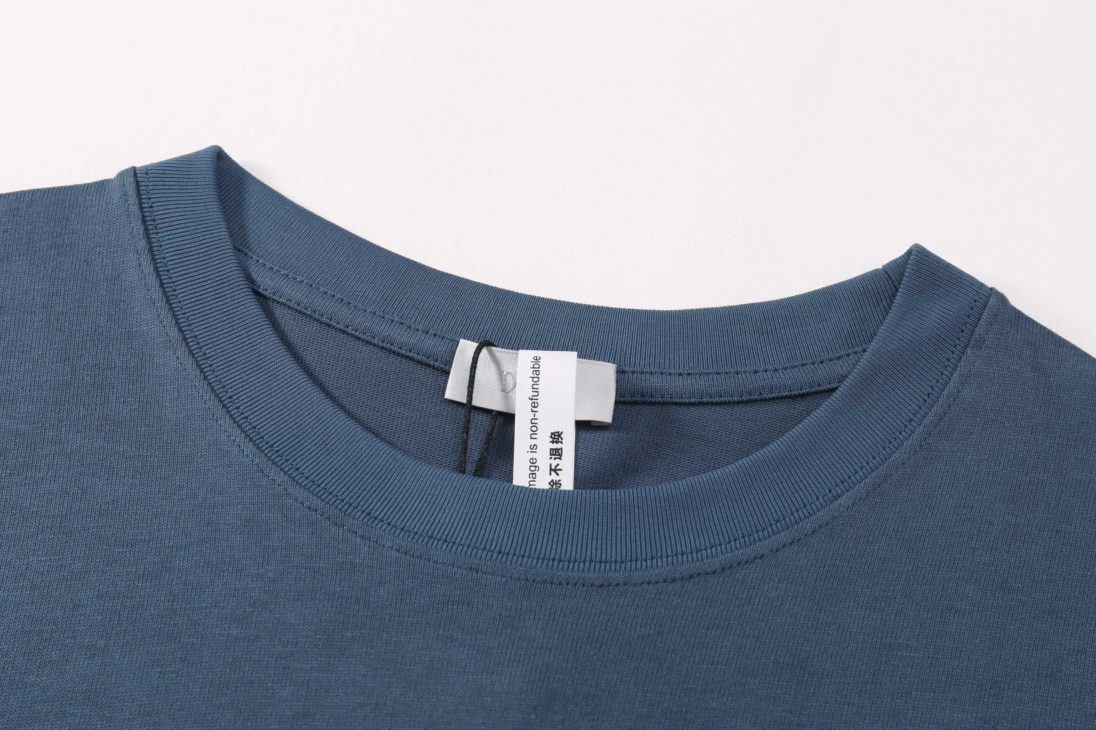 🅿️190 Correct version of high quality Dio* new chapter patch short-sleeved T-shirt. The fabric is made of 32s double yarn cotton plain weave. Matching 21s double yarn horizontal machine woven rib. Hand-made high-temperature pen on the front to mark the letter position. Flat car affixing the seal. The seal is made of water-soluble silk material as the base. Polyester mercerized embroidery thread. Three-dimensional hemming embroidery. SIZE: XS S M L