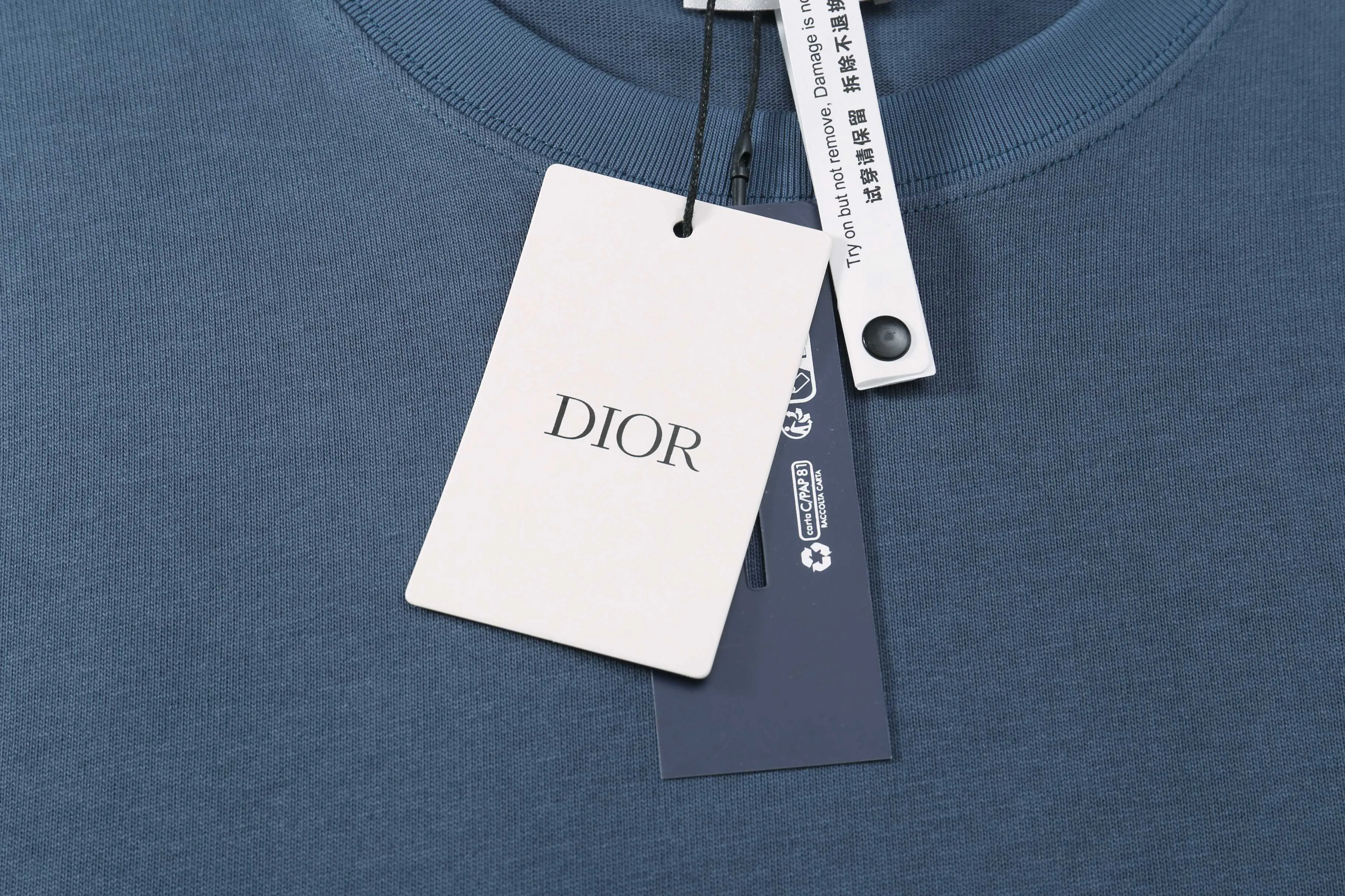 🅿️190 Correct version of high quality Dio* new chapter patch short-sleeved T-shirt. The fabric is made of 32s double yarn cotton plain weave. Matching 21s double yarn horizontal machine woven rib. Hand-made high-temperature pen on the front to mark the letter position. Flat car affixing the seal. The seal is made of water-soluble silk material as the base. Polyester mercerized embroidery thread. Three-dimensional hemming embroidery. SIZE: XS S M L