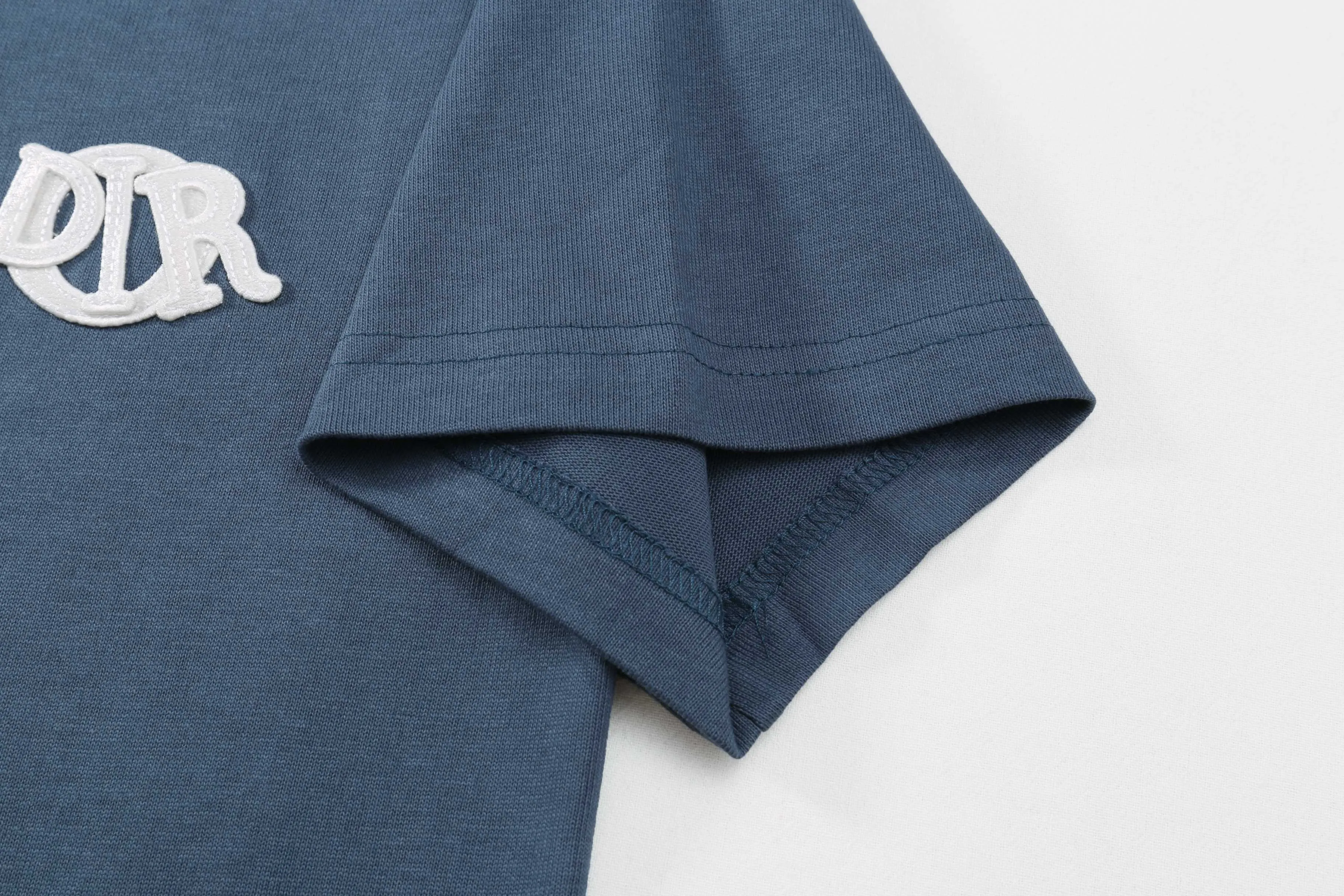 🅿️190 Correct version of high quality Dio* new chapter patch short-sleeved T-shirt. The fabric is made of 32s double yarn cotton plain weave. Matching 21s double yarn horizontal machine woven rib. Hand-made high-temperature pen on the front to mark the letter position. Flat car affixing the seal. The seal is made of water-soluble silk material as the base. Polyester mercerized embroidery thread. Three-dimensional hemming embroidery. SIZE: XS S M L