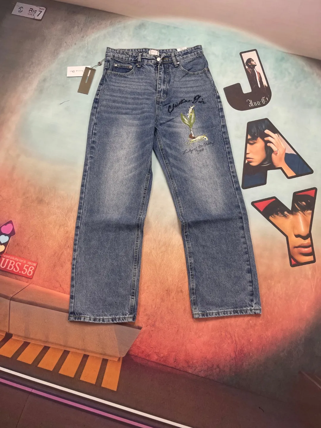 🅿️250 🔘Style number-DR102 🔘Dior𝐃𝐨𝐢𝐫 Lily of the Valley CD floral plant front and back embroidered jeans* This year’s most awesome jeans! It uses 12.2 ounces of fine denim. Only above 12 ounces can denim have that unique high-end texture. After heavy washing process, I washed and proofed many times, and the effect is very satisfactory. There are lily of the valley and other flowers and plants embroidered on the front and back of the pants, full of details and hidden secrets. The loose fit looks good on any figure, and many celebrities such as Bieber and Ouyang Nana have worn it. This pair of jeans perfectly combines the luxury and sophistication of Dior with the casualness of denim. They are both fashionable and individual. They are definitely a dazzling item in your wardrobe. The matching suggestions are as follows: Elegant and fashionable style: Pair the upper body with a simple white silk shirt and tuck it into jeans to highlight the waistline. Wear a pair of Dior pumps and carry a classic Diana bag from the same brand. The overall look is elegant and high-end, suitable for formal occasions or dates. Street fashion style: Pair it with a loose black hooded sweatshirt, which can be embellished with some bright patterns. Wearing a pair of high-top sneakers, such as Converse's classic model, and a black baseball cap and a pair of sunglasses, the look is trendy and eye-catching when out on the street. Casual resort style: wear a colorful beach top underneath and a loose linen cardigan outside. Pair it with these jeans, a pair of flat sandals on your feet, and a straw sun hat. This is what you wear on vacation, it's comfortable and fashionable.  Size: M L XL XXL (30.32.34.36) Color: Blue