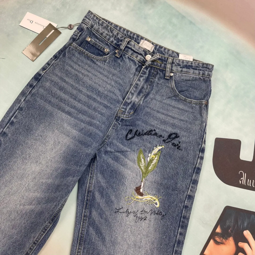 🅿️250 🔘Style number-DR102 🔘Dior𝐃𝐨𝐢𝐫 Lily of the Valley CD floral plant front and back embroidered jeans* This year’s most awesome jeans! It uses 12.2 ounces of fine denim. Only above 12 ounces can denim have that unique high-end texture. After heavy washing process, I washed and proofed many times, and the effect is very satisfactory. There are lily of the valley and other flowers and plants embroidered on the front and back of the pants, full of details and hidden secrets. The loose fit looks good on any figure, and many celebrities such as Bieber and Ouyang Nana have worn it. This pair of jeans perfectly combines the luxury and sophistication of Dior with the casualness of denim. They are both fashionable and individual. They are definitely a dazzling item in your wardrobe. The matching suggestions are as follows: Elegant and fashionable style: Pair the upper body with a simple white silk shirt and tuck it into jeans to highlight the waistline. Wear a pair of Dior pumps and carry a classic Diana bag from the same brand. The overall look is elegant and high-end, suitable for formal occasions or dates. Street fashion style: Pair it with a loose black hooded sweatshirt, which can be embellished with some bright patterns. Wearing a pair of high-top sneakers, such as Converse's classic model, and a black baseball cap and a pair of sunglasses, the look is trendy and eye-catching when out on the street. Casual resort style: wear a colorful beach top underneath and a loose linen cardigan outside. Pair it with these jeans, a pair of flat sandals on your feet, and a straw sun hat. This is what you wear on vacation, it's comfortable and fashionable.  Size: M L XL XXL (30.32.34.36) Color: Blue