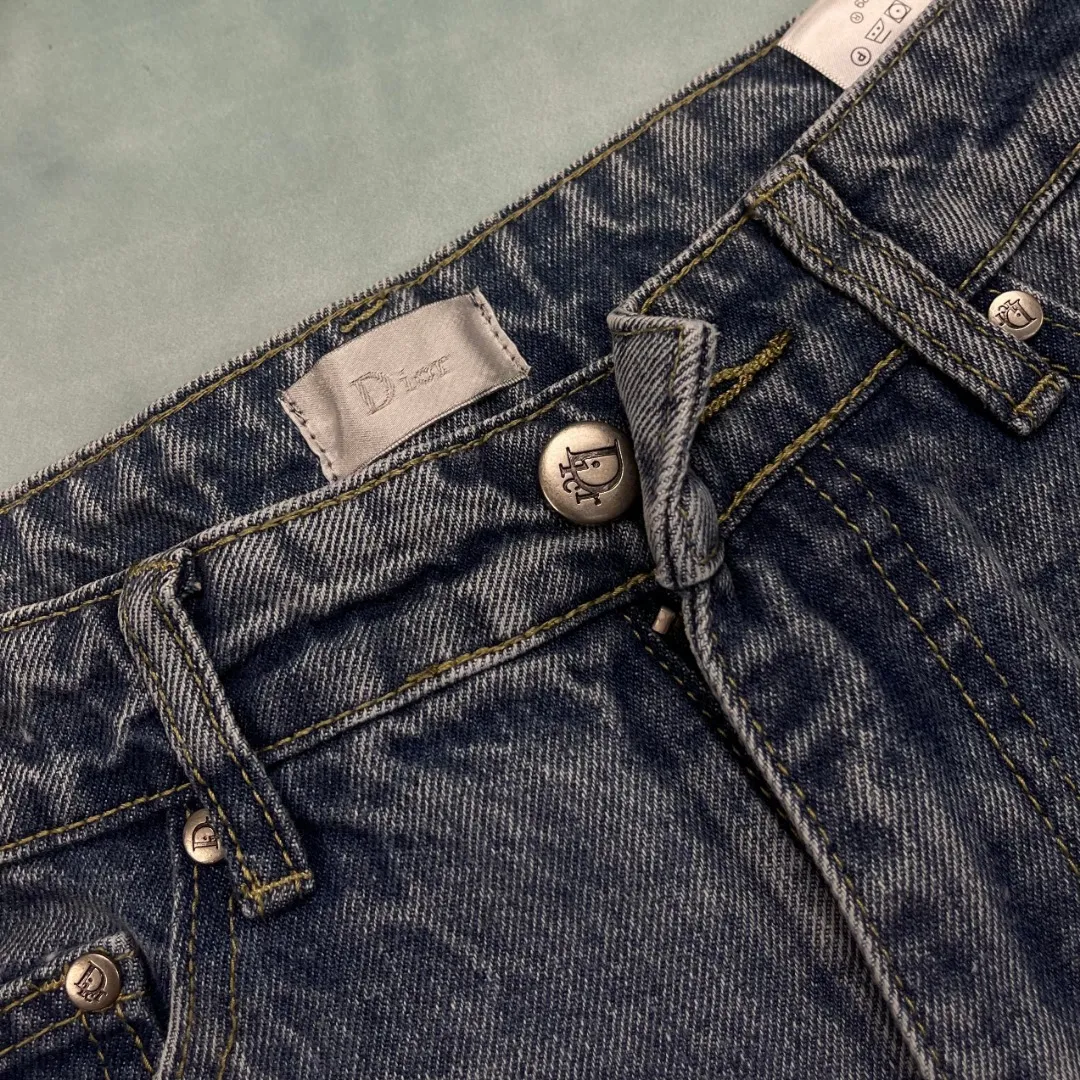 🅿️250 🔘Style number-DR102 🔘Dior𝐃𝐨𝐢𝐫 Lily of the Valley CD floral plant front and back embroidered jeans* This year’s most awesome jeans! It uses 12.2 ounces of fine denim. Only above 12 ounces can denim have that unique high-end texture. After heavy washing process, I washed and proofed many times, and the effect is very satisfactory. There are lily of the valley and other flowers and plants embroidered on the front and back of the pants, full of details and hidden secrets. The loose fit looks good on any figure, and many celebrities such as Bieber and Ouyang Nana have worn it. This pair of jeans perfectly combines the luxury and sophistication of Dior with the casualness of denim. They are both fashionable and individual. They are definitely a dazzling item in your wardrobe. The matching suggestions are as follows: Elegant and fashionable style: Pair the upper body with a simple white silk shirt and tuck it into jeans to highlight the waistline. Wear a pair of Dior pumps and carry a classic Diana bag from the same brand. The overall look is elegant and high-end, suitable for formal occasions or dates. Street fashion style: Pair it with a loose black hooded sweatshirt, which can be embellished with some bright patterns. Wearing a pair of high-top sneakers, such as Converse's classic model, and a black baseball cap and a pair of sunglasses, the look is trendy and eye-catching when out on the street. Casual resort style: wear a colorful beach top underneath and a loose linen cardigan outside. Pair it with these jeans, a pair of flat sandals on your feet, and a straw sun hat. This is what you wear on vacation, it's comfortable and fashionable.  Size: M L XL XXL (30.32.34.36) Color: Blue