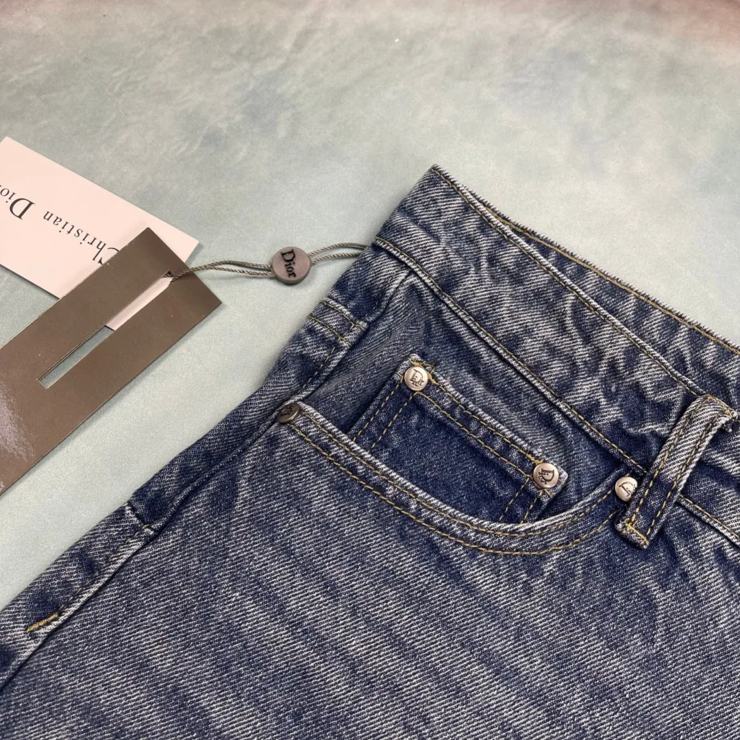 🅿️250 🔘Style number-DR102 🔘Dior𝐃𝐨𝐢𝐫 Lily of the Valley CD floral plant front and back embroidered jeans* This year’s most awesome jeans! It uses 12.2 ounces of fine denim. Only above 12 ounces can denim have that unique high-end texture. After heavy washing process, I washed and proofed many times, and the effect is very satisfactory. There are lily of the valley and other flowers and plants embroidered on the front and back of the pants, full of details and hidden secrets. The loose fit looks good on any figure, and many celebrities such as Bieber and Ouyang Nana have worn it. This pair of jeans perfectly combines the luxury and sophistication of Dior with the casualness of denim. They are both fashionable and individual. They are definitely a dazzling item in your wardrobe. The matching suggestions are as follows: Elegant and fashionable style: Pair the upper body with a simple white silk shirt and tuck it into jeans to highlight the waistline. Wear a pair of Dior pumps and carry a classic Diana bag from the same brand. The overall look is elegant and high-end, suitable for formal occasions or dates. Street fashion style: Pair it with a loose black hooded sweatshirt, which can be embellished with some bright patterns. Wearing a pair of high-top sneakers, such as Converse's classic model, and a black baseball cap and a pair of sunglasses, the look is trendy and eye-catching when out on the street. Casual resort style: wear a colorful beach top underneath and a loose linen cardigan outside. Pair it with these jeans, a pair of flat sandals on your feet, and a straw sun hat. This is what you wear on vacation, it's comfortable and fashionable.  Size: M L XL XXL (30.32.34.36) Color: Blue
