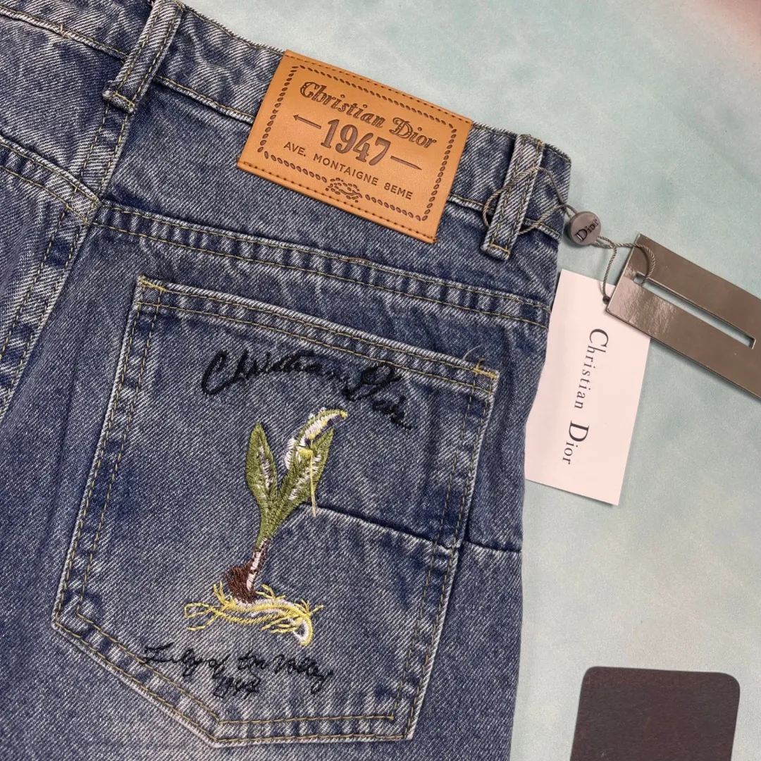 🅿️250 🔘Style number-DR102 🔘Dior𝐃𝐨𝐢𝐫 Lily of the Valley CD floral plant front and back embroidered jeans* This year’s most awesome jeans! It uses 12.2 ounces of fine denim. Only above 12 ounces can denim have that unique high-end texture. After heavy washing process, I washed and proofed many times, and the effect is very satisfactory. There are lily of the valley and other flowers and plants embroidered on the front and back of the pants, full of details and hidden secrets. The loose fit looks good on any figure, and many celebrities such as Bieber and Ouyang Nana have worn it. This pair of jeans perfectly combines the luxury and sophistication of Dior with the casualness of denim. They are both fashionable and individual. They are definitely a dazzling item in your wardrobe. The matching suggestions are as follows: Elegant and fashionable style: Pair the upper body with a simple white silk shirt and tuck it into jeans to highlight the waistline. Wear a pair of Dior pumps and carry a classic Diana bag from the same brand. The overall look is elegant and high-end, suitable for formal occasions or dates. Street fashion style: Pair it with a loose black hooded sweatshirt, which can be embellished with some bright patterns. Wearing a pair of high-top sneakers, such as Converse's classic model, and a black baseball cap and a pair of sunglasses, the look is trendy and eye-catching when out on the street. Casual resort style: wear a colorful beach top underneath and a loose linen cardigan outside. Pair it with these jeans, a pair of flat sandals on your feet, and a straw sun hat. This is what you wear on vacation, it's comfortable and fashionable.  Size: M L XL XXL (30.32.34.36) Color: Blue