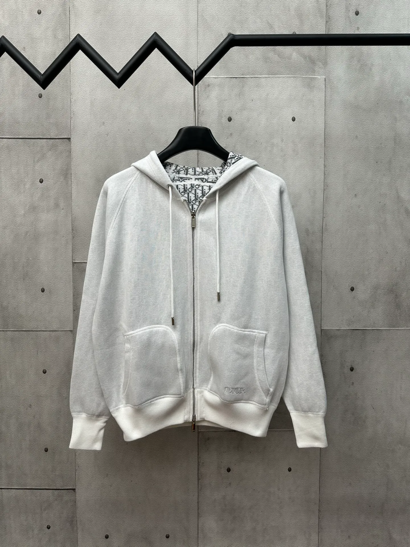 🅿️600 Dior 25ss hooded cardigan double-sided zipper knitted jacket. The fabric is made of cashmere fabric, containing 50% wool and pure cotton. The inner edge is original and has jacquard letters. The fusion design has a solid color logo on one side and classic presbyopia on the spliced side. It can be worn on both sides to change the style anytime and anywhere. Custom-made imported velvet is woven by imported machines. The material is conscientious and full of high-end texture. It is comfortable to wear and skin-friendly. It is made by a large factory and has perfect details and texture. Size: S M L XL