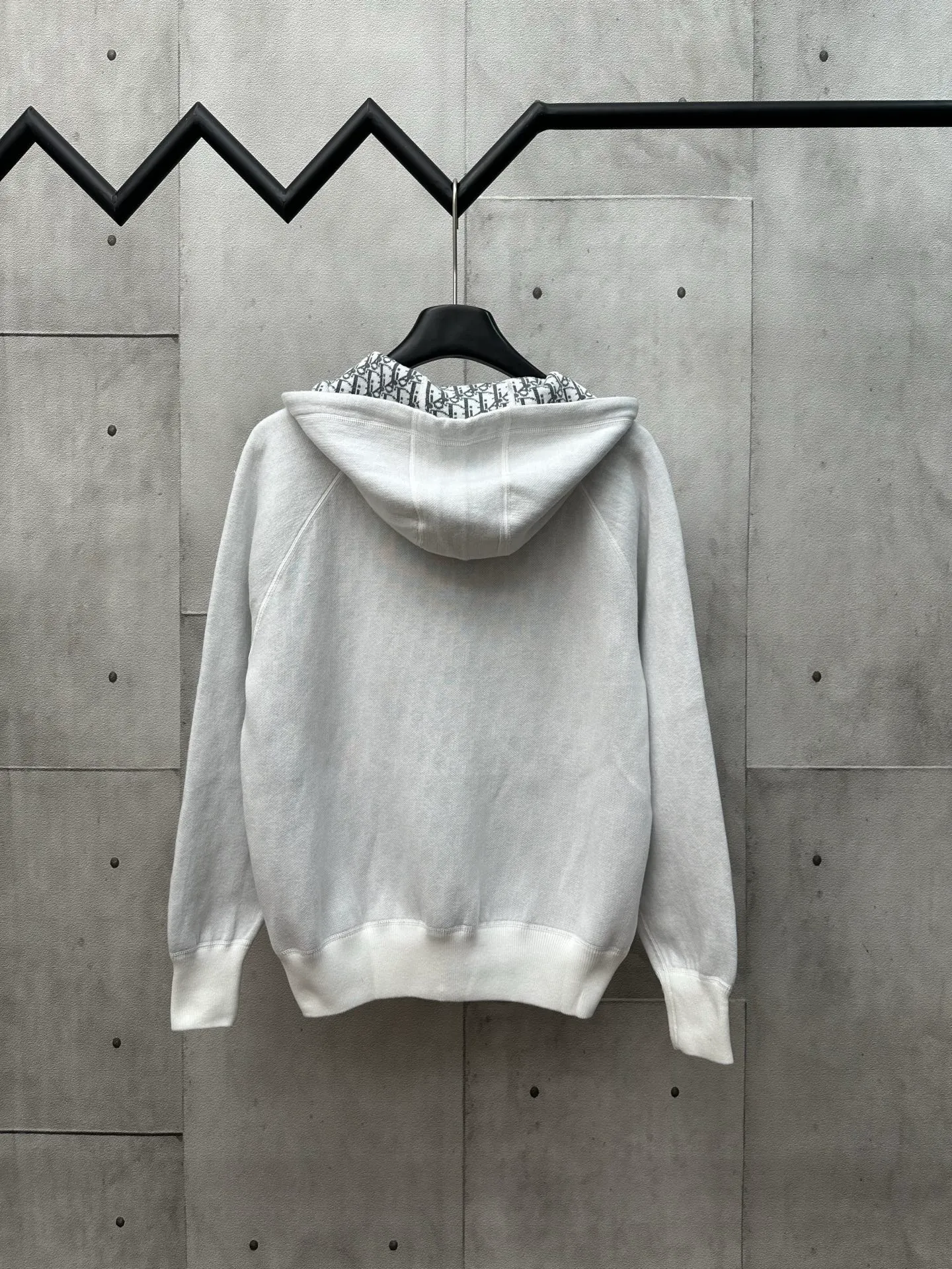 🅿️600 Dior 25ss hooded cardigan double-sided zipper knitted jacket. The fabric is made of cashmere fabric, containing 50% wool and pure cotton. The inner edge is original and has jacquard letters. The fusion design has a solid color logo on one side and classic presbyopia on the spliced side. It can be worn on both sides to change the style anytime and anywhere. Custom-made imported velvet is woven by imported machines. The material is conscientious and full of high-end texture. It is comfortable to wear and skin-friendly. It is made by a large factory and has perfect details and texture. Size: S M L XL