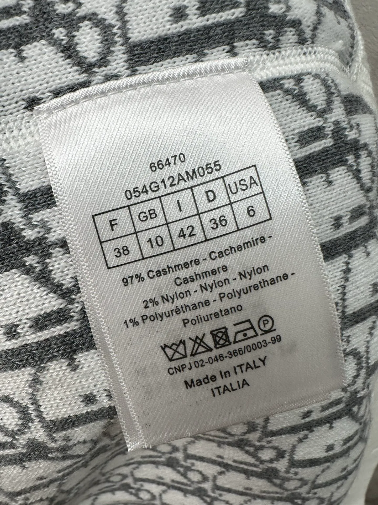 🅿️600 Dior 25ss hooded cardigan double-sided zipper knitted jacket. The fabric is made of cashmere fabric, containing 50% wool and pure cotton. The inner edge is original and has jacquard letters. The fusion design has a solid color logo on one side and classic presbyopia on the spliced side. It can be worn on both sides to change the style anytime and anywhere. Custom-made imported velvet is woven by imported machines. The material is conscientious and full of high-end texture. It is comfortable to wear and skin-friendly. It is made by a large factory and has perfect details and texture. Size: S M L XL