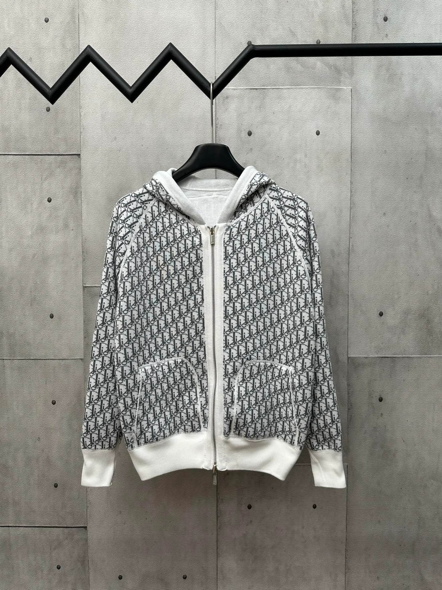 🅿️600 Dior 25ss hooded cardigan double-sided zipper knitted jacket. The fabric is made of cashmere fabric, containing 50% wool and pure cotton. The inner edge is original and has jacquard letters. The fusion design has a solid color logo on one side and classic presbyopia on the spliced side. It can be worn on both sides to change the style anytime and anywhere. Custom-made imported velvet is woven by imported machines. The material is conscientious and full of high-end texture. It is comfortable to wear and skin-friendly. It is made by a large factory and has perfect details and texture. Size: S M L XL