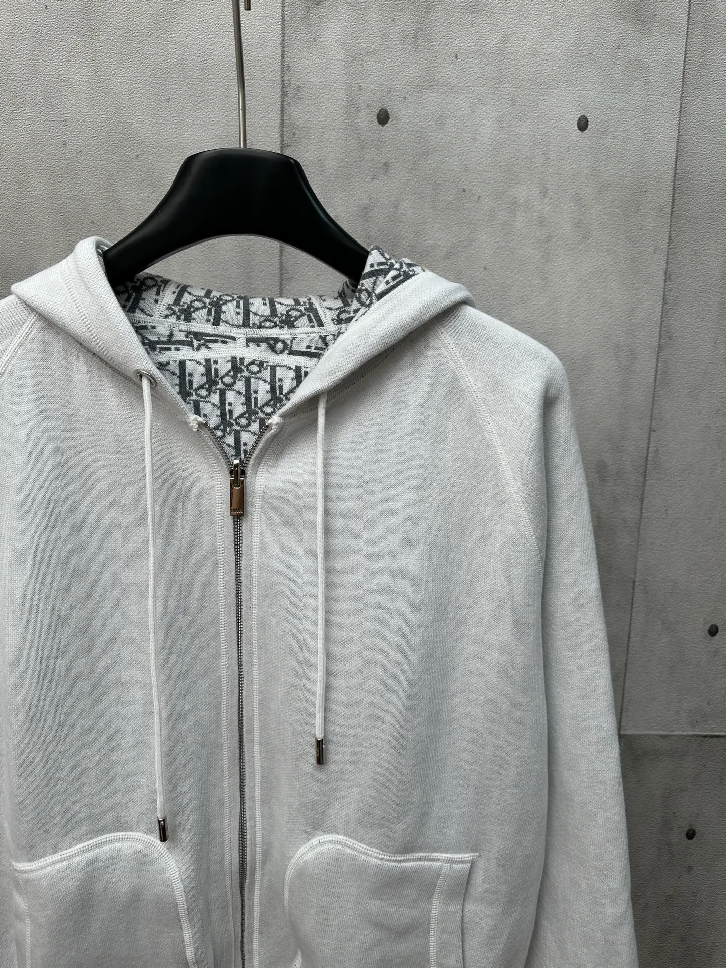 🅿️600 Dior 25ss hooded cardigan double-sided zipper knitted jacket. The fabric is made of cashmere fabric, containing 50% wool and pure cotton. The inner edge is original and has jacquard letters. The fusion design has a solid color logo on one side and classic presbyopia on the spliced side. It can be worn on both sides to change the style anytime and anywhere. Custom-made imported velvet is woven by imported machines. The material is conscientious and full of high-end texture. It is comfortable to wear and skin-friendly. It is made by a large factory and has perfect details and texture. Size: S M L XL