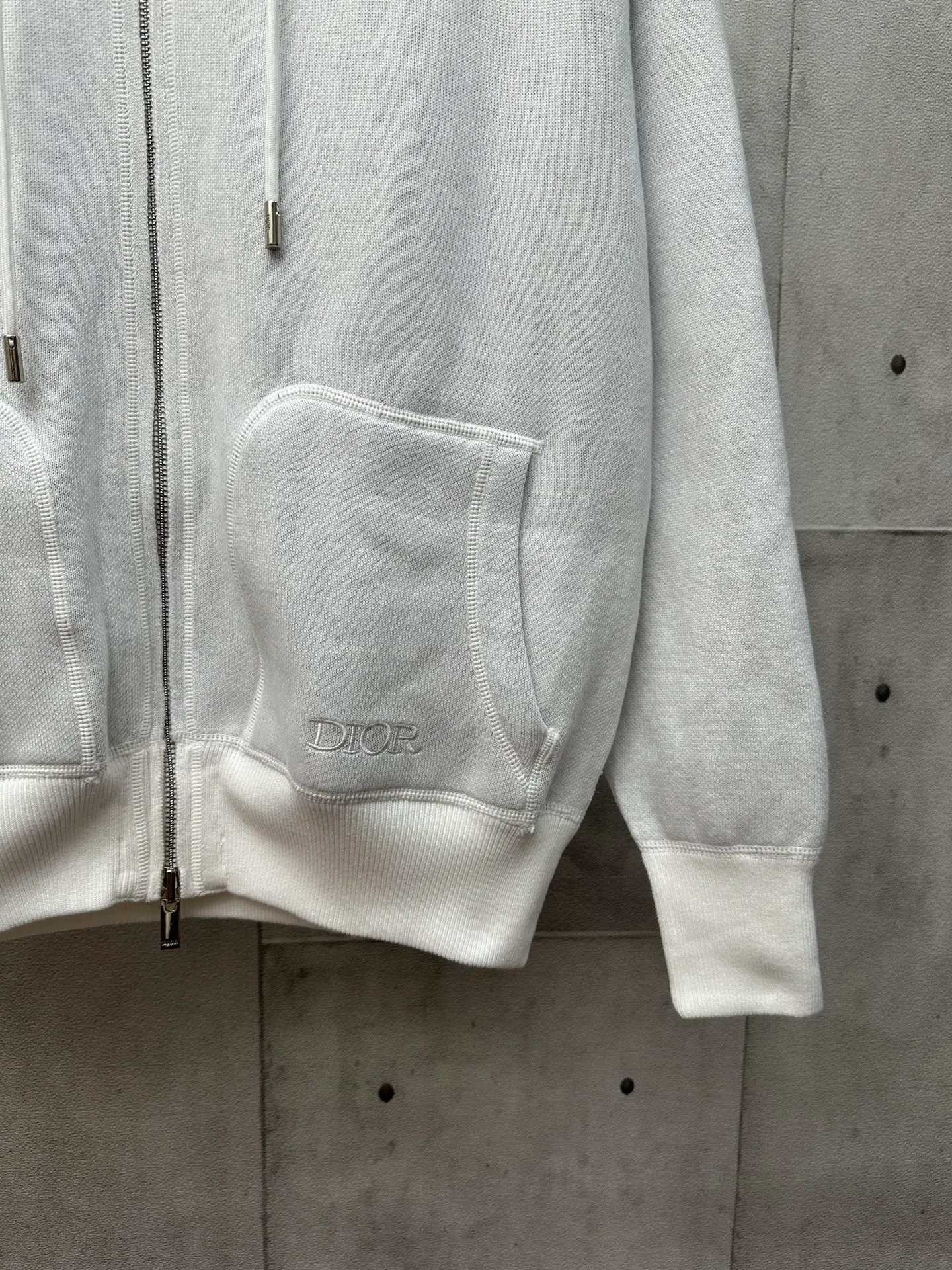 🅿️600 Dior 25ss hooded cardigan double-sided zipper knitted jacket. The fabric is made of cashmere fabric, containing 50% wool and pure cotton. The inner edge is original and has jacquard letters. The fusion design has a solid color logo on one side and classic presbyopia on the spliced side. It can be worn on both sides to change the style anytime and anywhere. Custom-made imported velvet is woven by imported machines. The material is conscientious and full of high-end texture. It is comfortable to wear and skin-friendly. It is made by a large factory and has perfect details and texture. Size: S M L XL