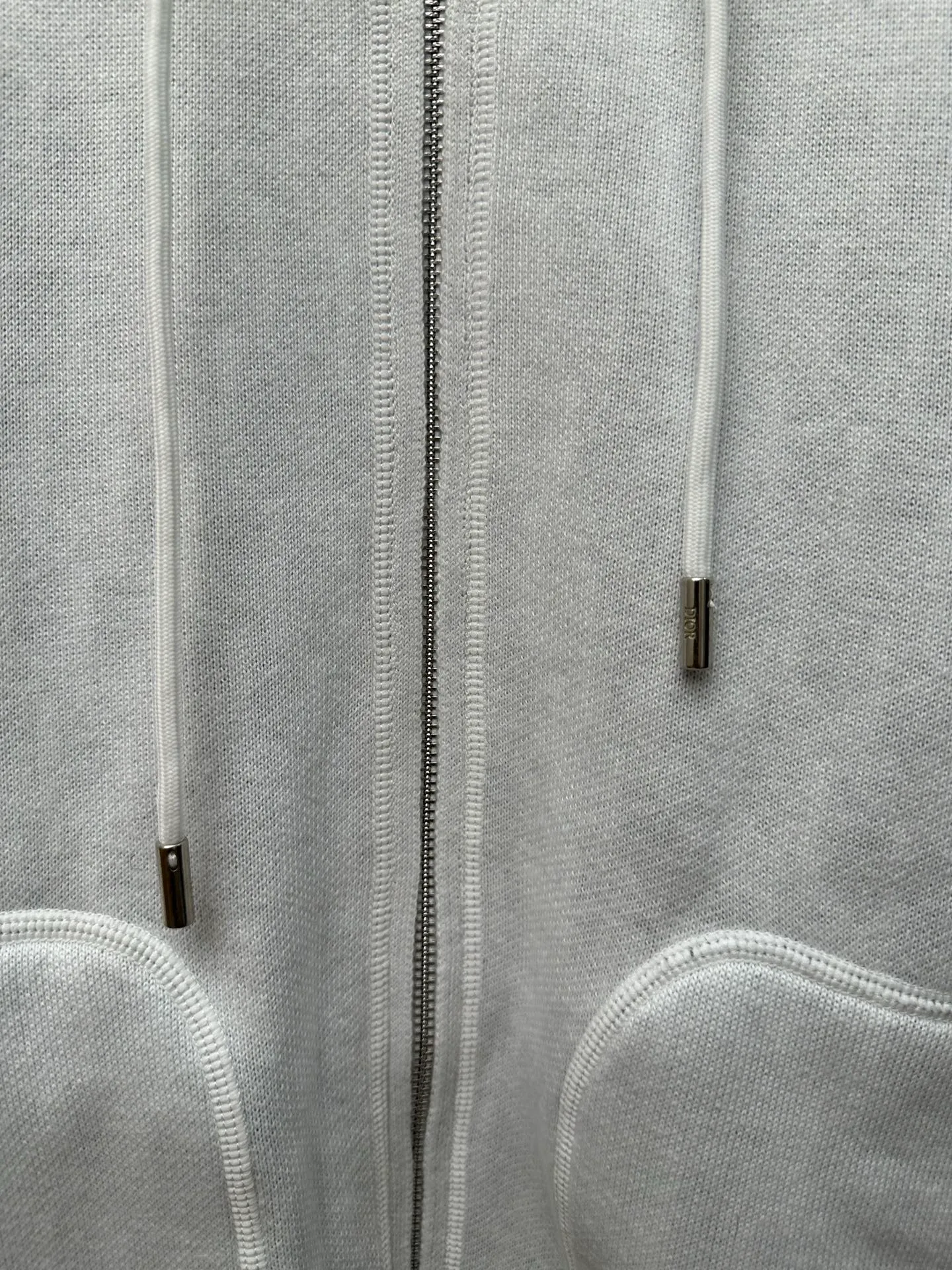 🅿️600 Dior 25ss hooded cardigan double-sided zipper knitted jacket. The fabric is made of cashmere fabric, containing 50% wool and pure cotton. The inner edge is original and has jacquard letters. The fusion design has a solid color logo on one side and classic presbyopia on the spliced side. It can be worn on both sides to change the style anytime and anywhere. Custom-made imported velvet is woven by imported machines. The material is conscientious and full of high-end texture. It is comfortable to wear and skin-friendly. It is made by a large factory and has perfect details and texture. Size: S M L XL