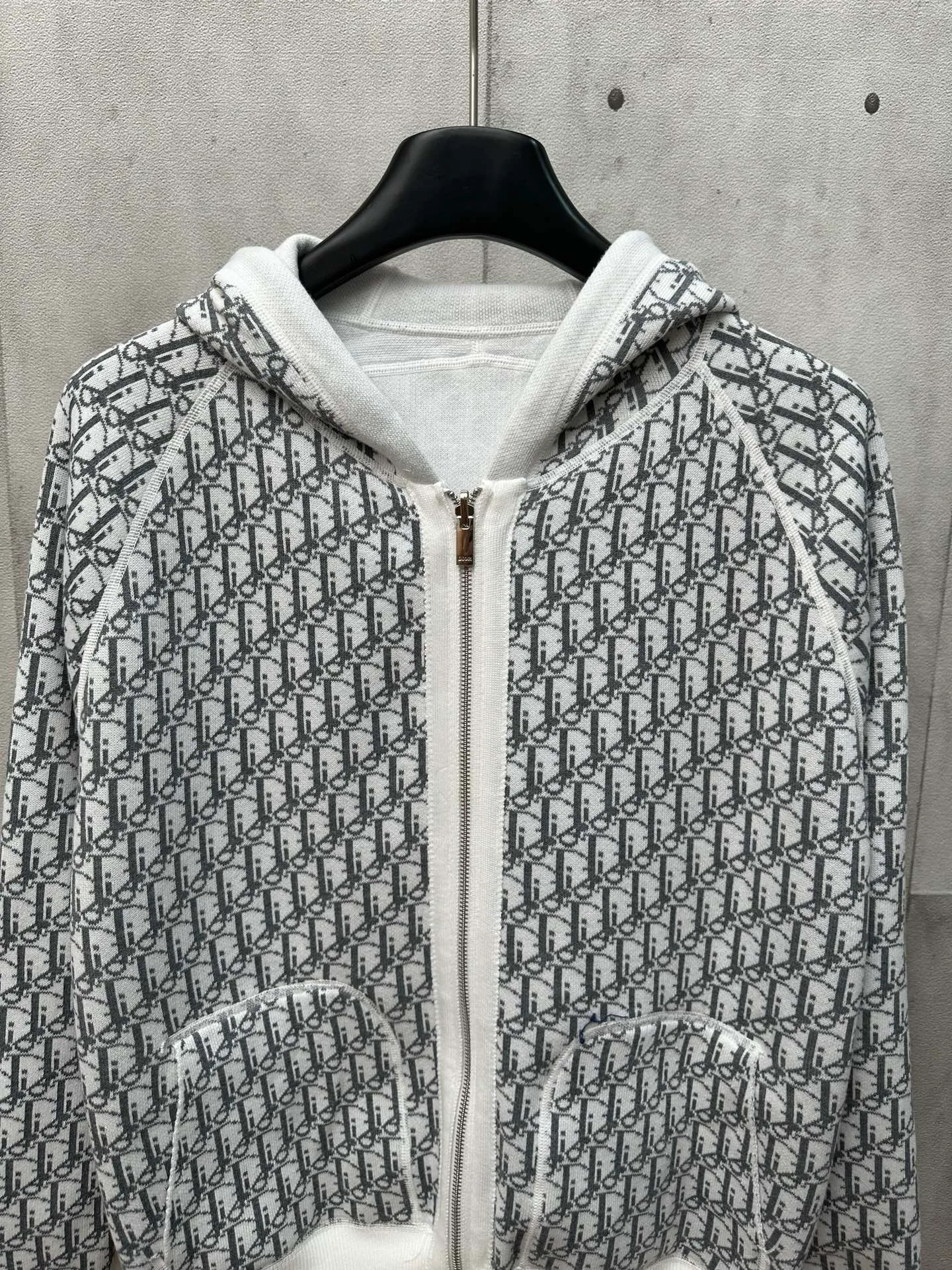 🅿️600 Dior 25ss hooded cardigan double-sided zipper knitted jacket. The fabric is made of cashmere fabric, containing 50% wool and pure cotton. The inner edge is original and has jacquard letters. The fusion design has a solid color logo on one side and classic presbyopia on the spliced side. It can be worn on both sides to change the style anytime and anywhere. Custom-made imported velvet is woven by imported machines. The material is conscientious and full of high-end texture. It is comfortable to wear and skin-friendly. It is made by a large factory and has perfect details and texture. Size: S M L XL
