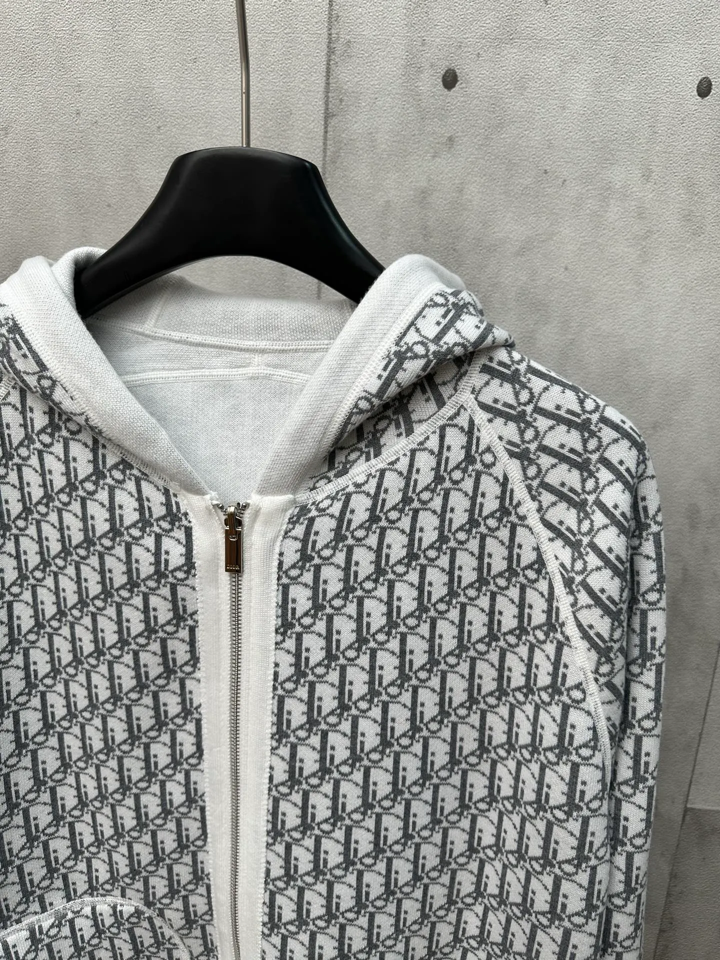 🅿️600 Dior 25ss hooded cardigan double-sided zipper knitted jacket. The fabric is made of cashmere fabric, containing 50% wool and pure cotton. The inner edge is original and has jacquard letters. The fusion design has a solid color logo on one side and classic presbyopia on the spliced side. It can be worn on both sides to change the style anytime and anywhere. Custom-made imported velvet is woven by imported machines. The material is conscientious and full of high-end texture. It is comfortable to wear and skin-friendly. It is made by a large factory and has perfect details and texture. Size: S M L XL