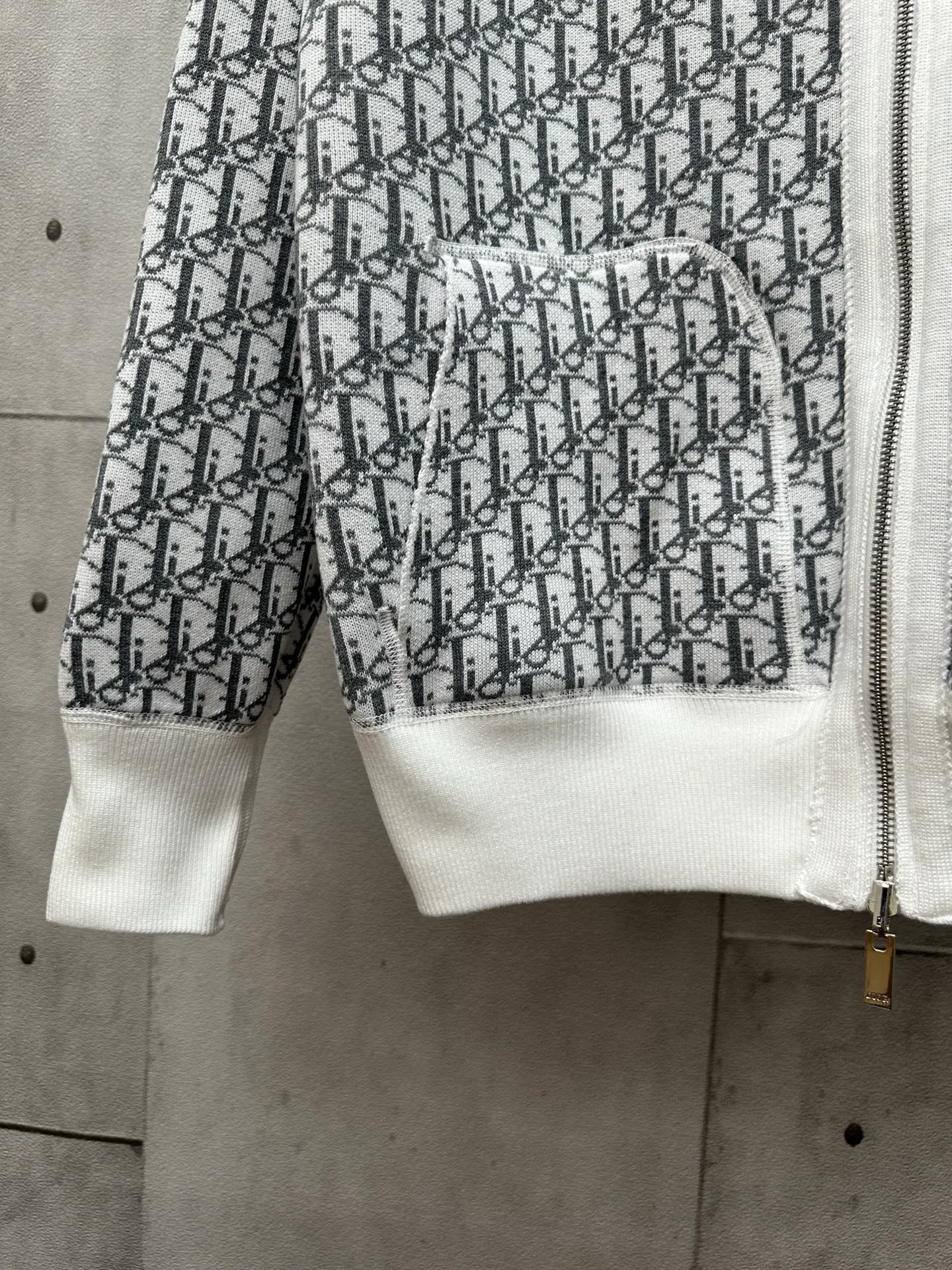🅿️600 Dior 25ss hooded cardigan double-sided zipper knitted jacket. The fabric is made of cashmere fabric, containing 50% wool and pure cotton. The inner edge is original and has jacquard letters. The fusion design has a solid color logo on one side and classic presbyopia on the spliced side. It can be worn on both sides to change the style anytime and anywhere. Custom-made imported velvet is woven by imported machines. The material is conscientious and full of high-end texture. It is comfortable to wear and skin-friendly. It is made by a large factory and has perfect details and texture. Size: S M L XL