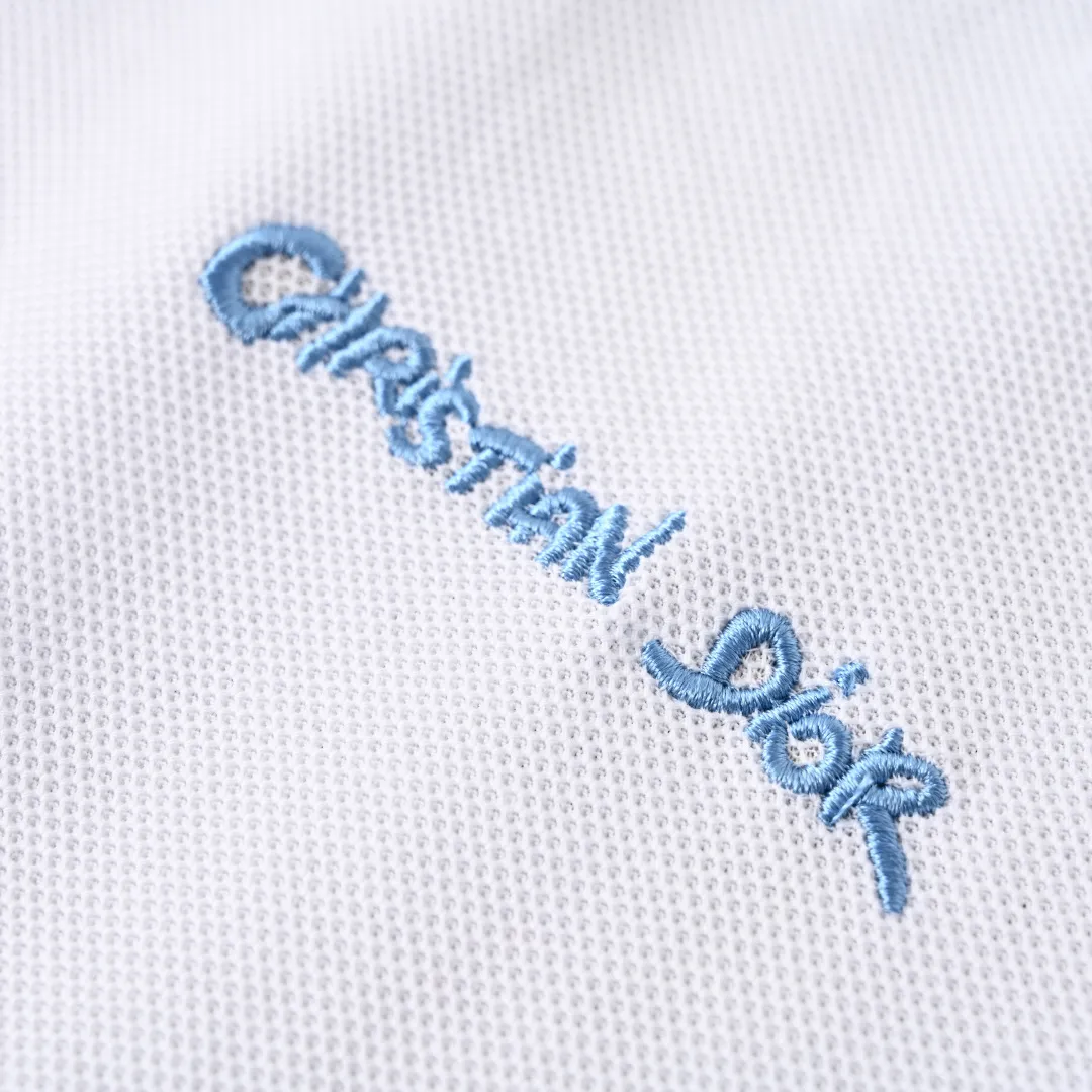🅿️350 (Higher version) DIOR Dior CD four-color cursive embroidered letters short-sleeved POLO shirt. Original custom-made 200g cotton vermilion fabric, thread dyed to match the original. The imported machine embroidery process makes the letter logo show a delicate and exquisite effect, enhancing the decorative effect. Use an embroidery machine to embroider the designed letter logo onto the patch. Upright and stylish upper body Color: black, white, navy blue, floral gray Size: S-L