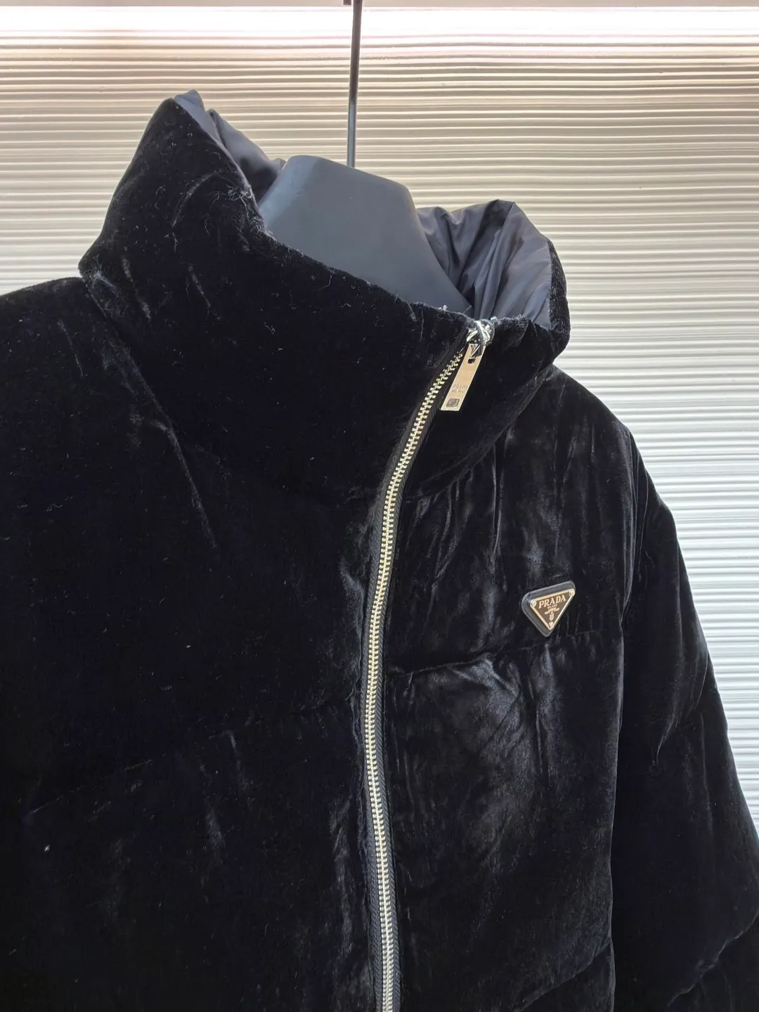 Prada velvet stand-collar short jacket ●Original version: Purchased and developed at 14299 ●Item number: 1680821-D15 ●Fabric: velvet fabric ●Technology: Positioning cutting machine ●Version: fitted version ●Weight: about 725 grams ●Size: S-M-L ●Description: The classic H short version is versatile and not picky. Handsome and age-reducing, fashionable and versatile, the upper body is slim and warm. It is made of imported velvet fabric, filled with light and soft white duck down. Original and customized hardware accessories. For perfect workmanship, please see the detailed pictures. The overall wiring is straight and delicate, the fabric is comfortable and soft, and the color is consistent without color difference. It can be matched with the same style to create a fashionable look and control various occasions. Customized accessories, complete with three standards, same style for men and women!
