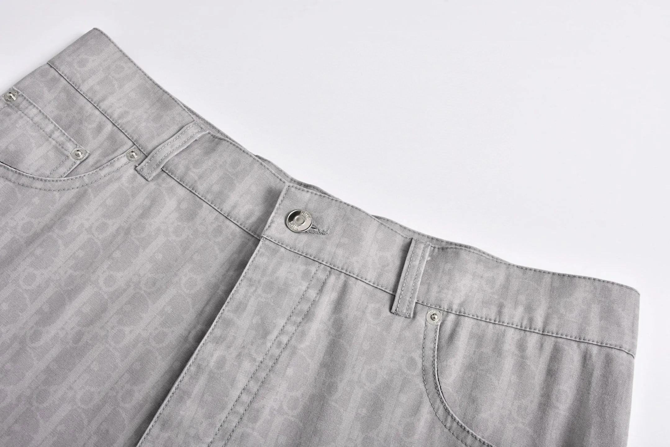 🅿️420 [Exclusive supply] CD 25SS full-print jacquard shorts. Originally purchased for 17,500. The fabric letters are printed using a discharge printing process, which is to turn the original yarn color into white and gray. It is not the so-called printed or jacquard fabric on the market. The fabric texture is thick and stiff, and it is not the soft and light material on the market. Pay attention to the distinction. The fabric characteristics are not easy to wrinkle. The dyeing yarn 100% restores the original color. The placket is designed with an I-shaped button opening and closing, and the aluminum buckle is made exclusively from a mold. It will not rust easily after being stored for a long time after being washed. New genuine leather brand logo embellishment on the back panel. The design of straight-leg overalls focuses on comfort and freedom. The loose cut is wide and stylish, highlighting the slender legs. The three-label accessories are complete, the upper body is casual and versatile, and it is exclusively produced. Size:46-48-50-52