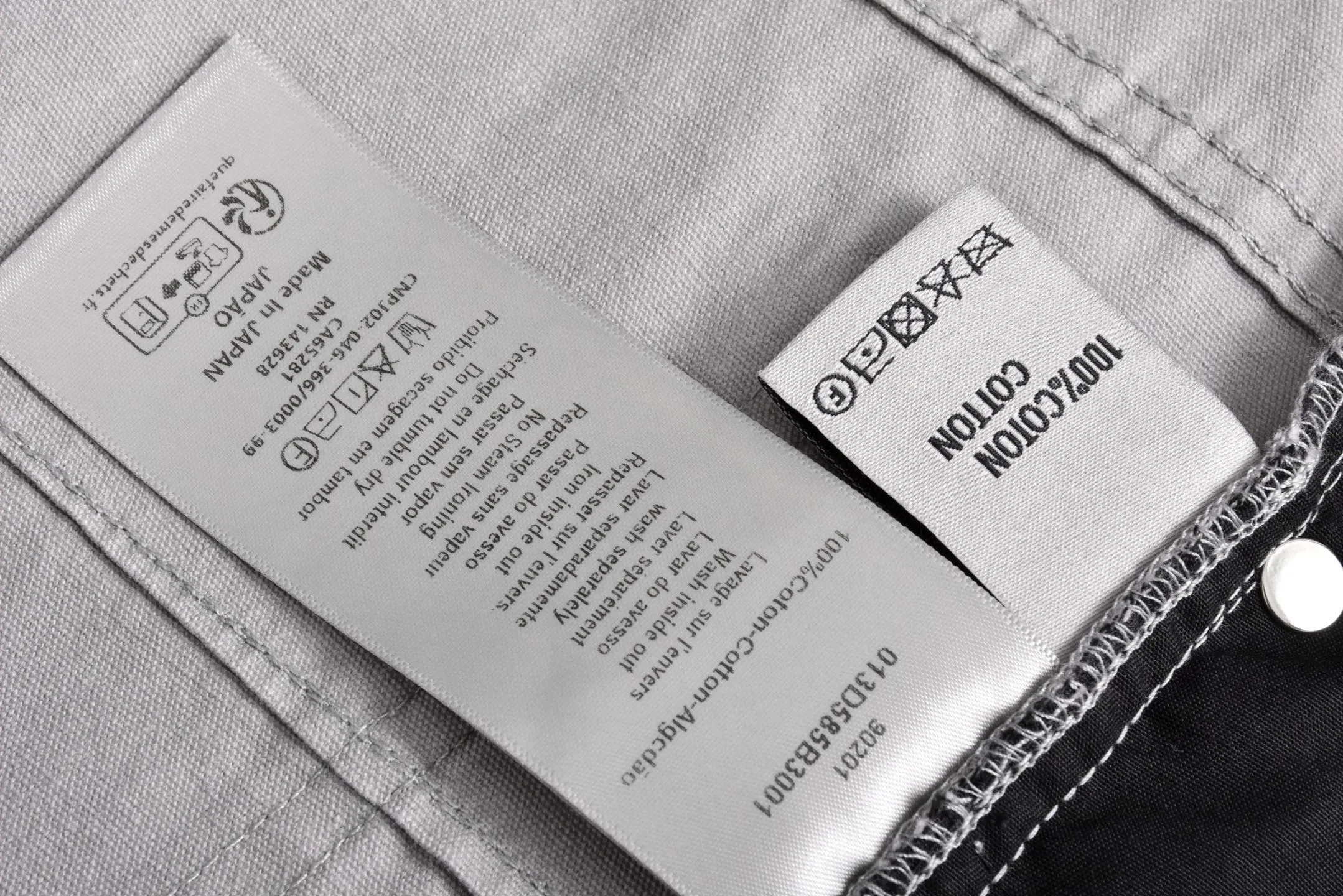 🅿️420 [Exclusive supply] CD 25SS full-print jacquard shorts. Originally purchased for 17,500. The fabric letters are printed using a discharge printing process, which is to turn the original yarn color into white and gray. It is not the so-called printed or jacquard fabric on the market. The fabric texture is thick and stiff, and it is not the soft and light material on the market. Pay attention to the distinction. The fabric characteristics are not easy to wrinkle. The dyeing yarn 100% restores the original color. The placket is designed with an I-shaped button opening and closing, and the aluminum buckle is made exclusively from a mold. It will not rust easily after being stored for a long time after being washed. New genuine leather brand logo embellishment on the back panel. The design of straight-leg overalls focuses on comfort and freedom. The loose cut is wide and stylish, highlighting the slender legs. The three-label accessories are complete, the upper body is casual and versatile, and it is exclusively produced. Size:46-48-50-52