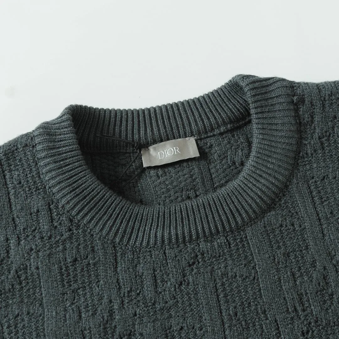 🅿️450 (1:1 original order quality) DIOR Dior 2025 new gray wool jacquard fabric sweater. Originally purchased for 14,800, this sweater highlights Dior’s classic oblique print. Crafted from gray cotton-blend jacquard in an oversized fit, it features ribbed details at the collar, cuffs and hem. Decorated with tone-on-tone prints throughout, exquisite details enhance the look. Exclusively produced. Sizes: S-L