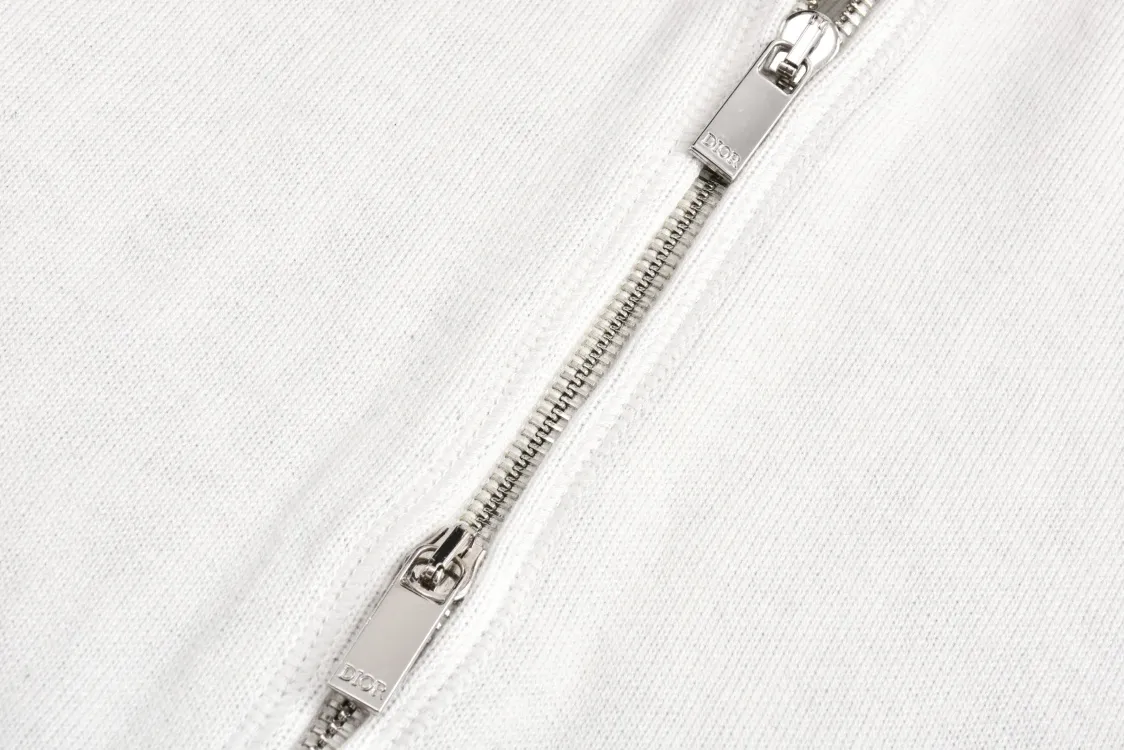🅿️800 [Exclusive supply] CD 24FW jacquard cashmere knitted hooded sweatshirt (milky white). Originally purchased for 17,500. The fabric is carefully made of milky white cotton and cashmere blended fabric. The composition is 91% cotton + 9% cashmere. It integrates classic high-order charm into a basic item. Small DR embroidery on the front left pocket and Obliqu knitted jacquard all over inside. Custom-woven cotton rib on the board, feels thick and breathable. The hardware and accessories of the whole garment are all custom-made according to the original mold. The drawstring hood is matched with an engraved metal clock. The two-way zipper fastener opens and closes, with a zipper puller engraved with the DR logo. It is sewn with imported special machine overlocking and open stitching. It is the same style for men and women and has a slim fit. size: s-L