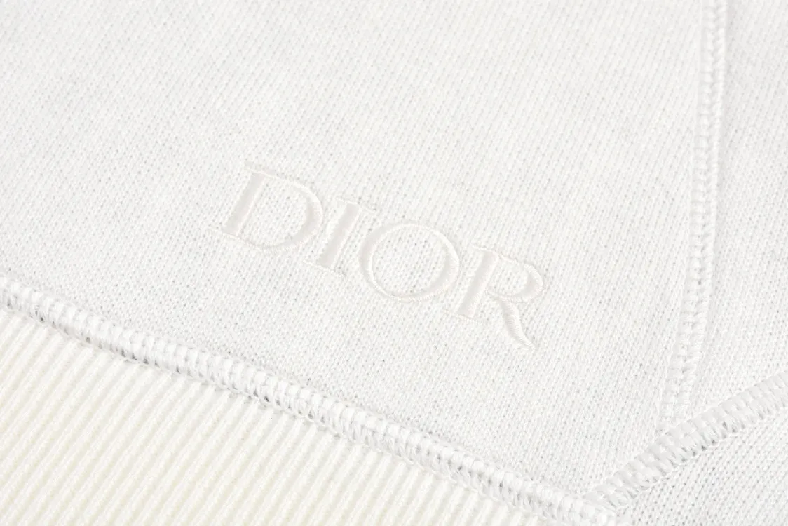 🅿️800 [Exclusive supply] CD 24FW jacquard cashmere knitted hooded sweatshirt (milky white). Originally purchased for 17,500. The fabric is carefully made of milky white cotton and cashmere blended fabric. The composition is 91% cotton + 9% cashmere. It integrates classic high-order charm into a basic item. Small DR embroidery on the front left pocket and Obliqu knitted jacquard all over inside. Custom-woven cotton rib on the board, feels thick and breathable. The hardware and accessories of the whole garment are all custom-made according to the original mold. The drawstring hood is matched with an engraved metal clock. The two-way zipper fastener opens and closes, with a zipper puller engraved with the DR logo. It is sewn with imported special machine overlocking and open stitching. It is the same style for men and women and has a slim fit. size: s-L