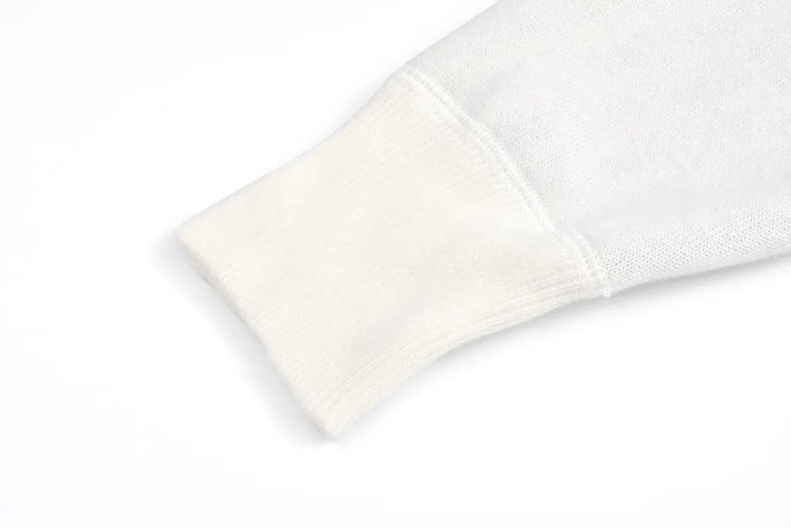 🅿️800 [Exclusive supply] CD 24FW jacquard cashmere knitted hooded sweatshirt (milky white). Originally purchased for 17,500. The fabric is carefully made of milky white cotton and cashmere blended fabric. The composition is 91% cotton + 9% cashmere. It integrates classic high-order charm into a basic item. Small DR embroidery on the front left pocket and Obliqu knitted jacquard all over inside. Custom-woven cotton rib on the board, feels thick and breathable. The hardware and accessories of the whole garment are all custom-made according to the original mold. The drawstring hood is matched with an engraved metal clock. The two-way zipper fastener opens and closes, with a zipper puller engraved with the DR logo. It is sewn with imported special machine overlocking and open stitching. It is the same style for men and women and has a slim fit. size: s-L