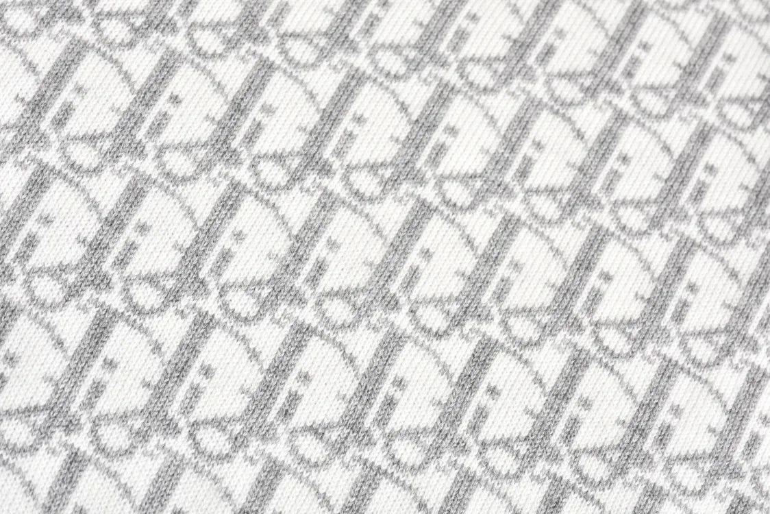 🅿️800 [Exclusive supply] CD 24FW jacquard cashmere knitted hooded sweatshirt (milky white). Originally purchased for 17,500. The fabric is carefully made of milky white cotton and cashmere blended fabric. The composition is 91% cotton + 9% cashmere. It integrates classic high-order charm into a basic item. Small DR embroidery on the front left pocket and Obliqu knitted jacquard all over inside. Custom-woven cotton rib on the board, feels thick and breathable. The hardware and accessories of the whole garment are all custom-made according to the original mold. The drawstring hood is matched with an engraved metal clock. The two-way zipper fastener opens and closes, with a zipper puller engraved with the DR logo. It is sewn with imported special machine overlocking and open stitching. It is the same style for men and women and has a slim fit. size: s-L