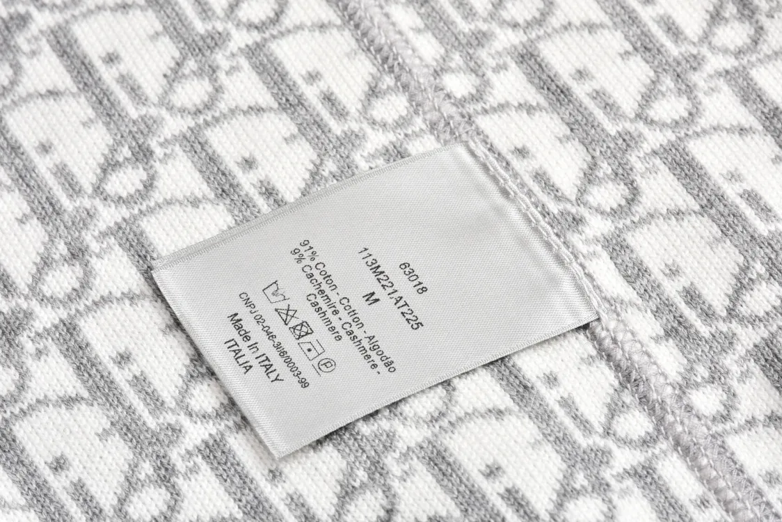 🅿️800 [Exclusive supply] CD 24FW jacquard cashmere knitted hooded sweatshirt (milky white). Originally purchased for 17,500. The fabric is carefully made of milky white cotton and cashmere blended fabric. The composition is 91% cotton + 9% cashmere. It integrates classic high-order charm into a basic item. Small DR embroidery on the front left pocket and Obliqu knitted jacquard all over inside. Custom-woven cotton rib on the board, feels thick and breathable. The hardware and accessories of the whole garment are all custom-made according to the original mold. The drawstring hood is matched with an engraved metal clock. The two-way zipper fastener opens and closes, with a zipper puller engraved with the DR logo. It is sewn with imported special machine overlocking and open stitching. It is the same style for men and women and has a slim fit. size: s-L