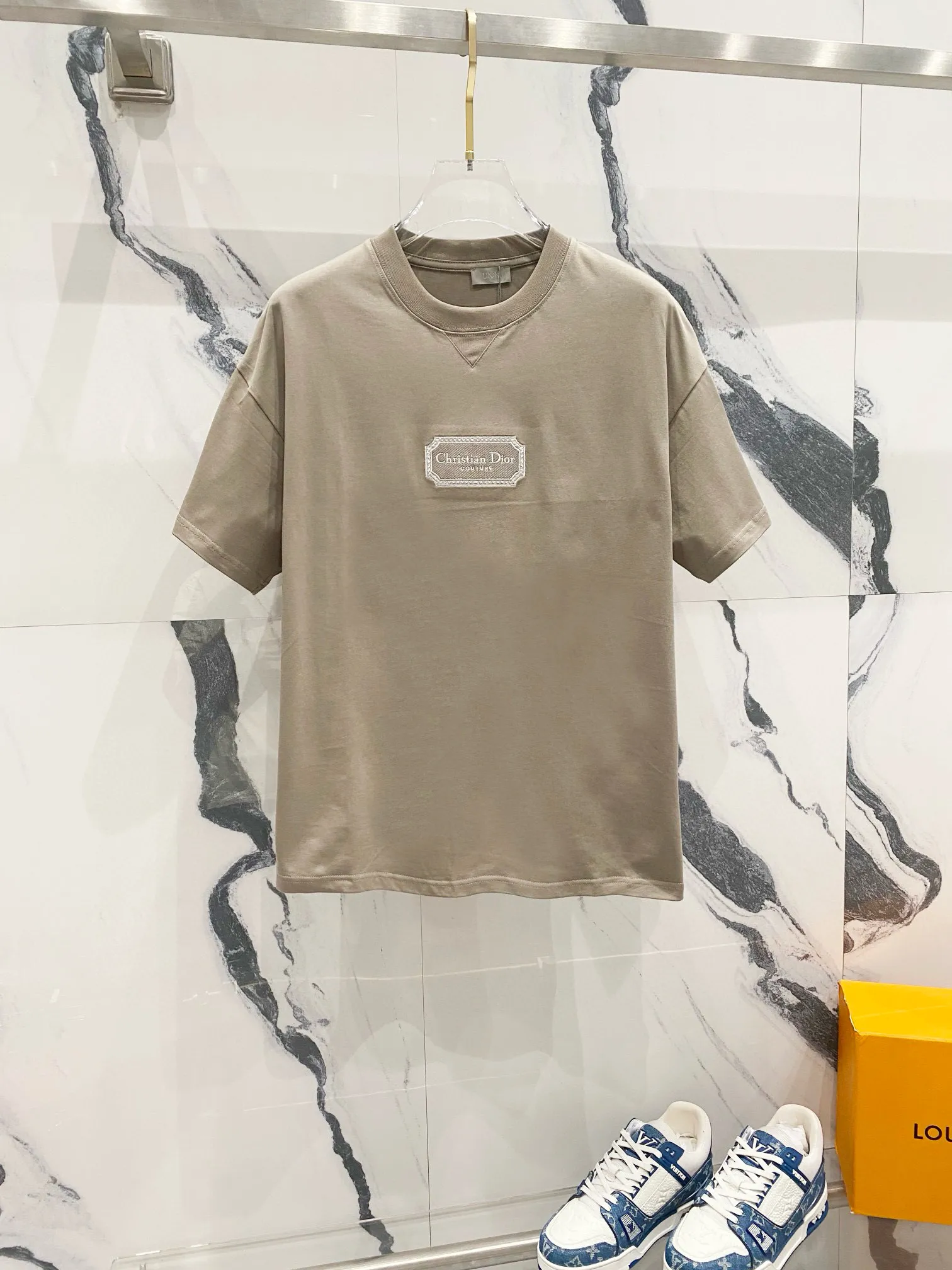 🅿️180 DIOR 260g round neck short-sleeved T-shirt, simple CD silver label letter embroidery🪡LOGO logo, official synchronization, high version, high quality, fashionable personality, versatile trend, pure original quality, original fabric, tag, collar label, washed wheat, three labels complete, color: black, apricot, red, khaki. Size: XS-L