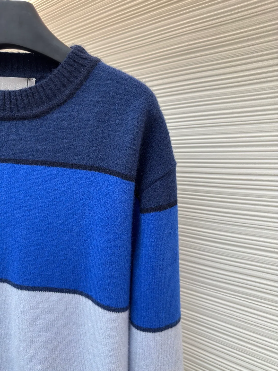 Dior Diamond patch color sweater ●Original version: Purchased and developed for 21000 ●Item number: 1680729-B00 ●Fabric: Wool blended fabric ●Technology: Washed embroidery production ●Version: Fitted version ●Weight: about 465 grams ●Size: S-M-L-XL ●Description: Custom-woven blue rhyme cashmere cotton blend, delicate and soft, crisp texture, comfortable and skin-friendly, using blue rhyme as the source of inspiration A variety of blue layers are exquisitely intertwined, just like a palette carefully prepared by a painter. Each touch of blue contains unique emotion and charm. The Dior Diamond patch is inlaid on the sweater. It outlines the classic logo of the Dior brand with simple and tense lines. Every strand of fiber contains luxury and nobility. An unparalleled visual feast. Unlocking a new fashion realm, it is made of jacquard tissue imported from Germany. Precisely control the arrangement and interweaving of yarns and carefully interweave on the loom. Forming a color-blocking silhouette, using imported machine embroidery technology, advanced computer control systems and precision mechanical components are used to achieve Dior patch embroidery operations with high precision, smooth and delicate lines, and the garment washing water is softened and deodorized using professional washing equipment and specific detergents to deeply clean and deodorize the clothes to improve the feel and appearance of the clothes. The overall wiring is straight and delicate, the fabric is comfortable and soft, and the color is consistent without color difference. It can be matched with the same style to create a fashionable look and control various occasions. Customized accessories, complete with three standards, same style for men and women!