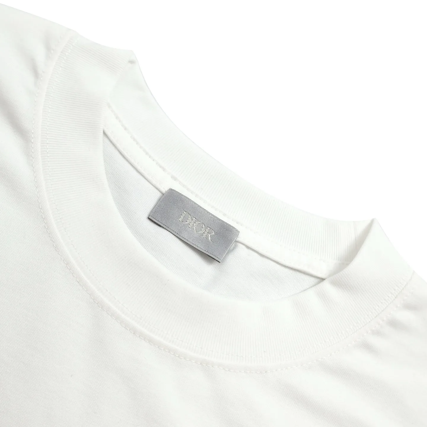 🅿️280 [Exclusive supply] CD 47 colorful embroidered short-sleeves (white) originally purchased for 11,500, custom-woven and dyed in matching colors, 20 counts, 230g pure cotton slub knitted fabric. The 47 artistic letters are made by needle embroidery technology, which has a strong sense of lines and three-dimensionality, enriching the spatial hierarchy of the overall picture. Color-fixed dyeing is made of soft fine wool and brightly colored wool. Patterns are formed by inserting stitches, which has a unique texture and artistic effect. The overall pattern ensures that the crossing and overlapping of wool threads are reasonable and beautiful to enhance the artistic effect of the finished product. The small mark on the hem is customized accessories. Straight round neck version, standard hanging version, with shoulder-length design, basic solid color, classic and versatile, perfect for wearing inside or outside. Size:S-M-L