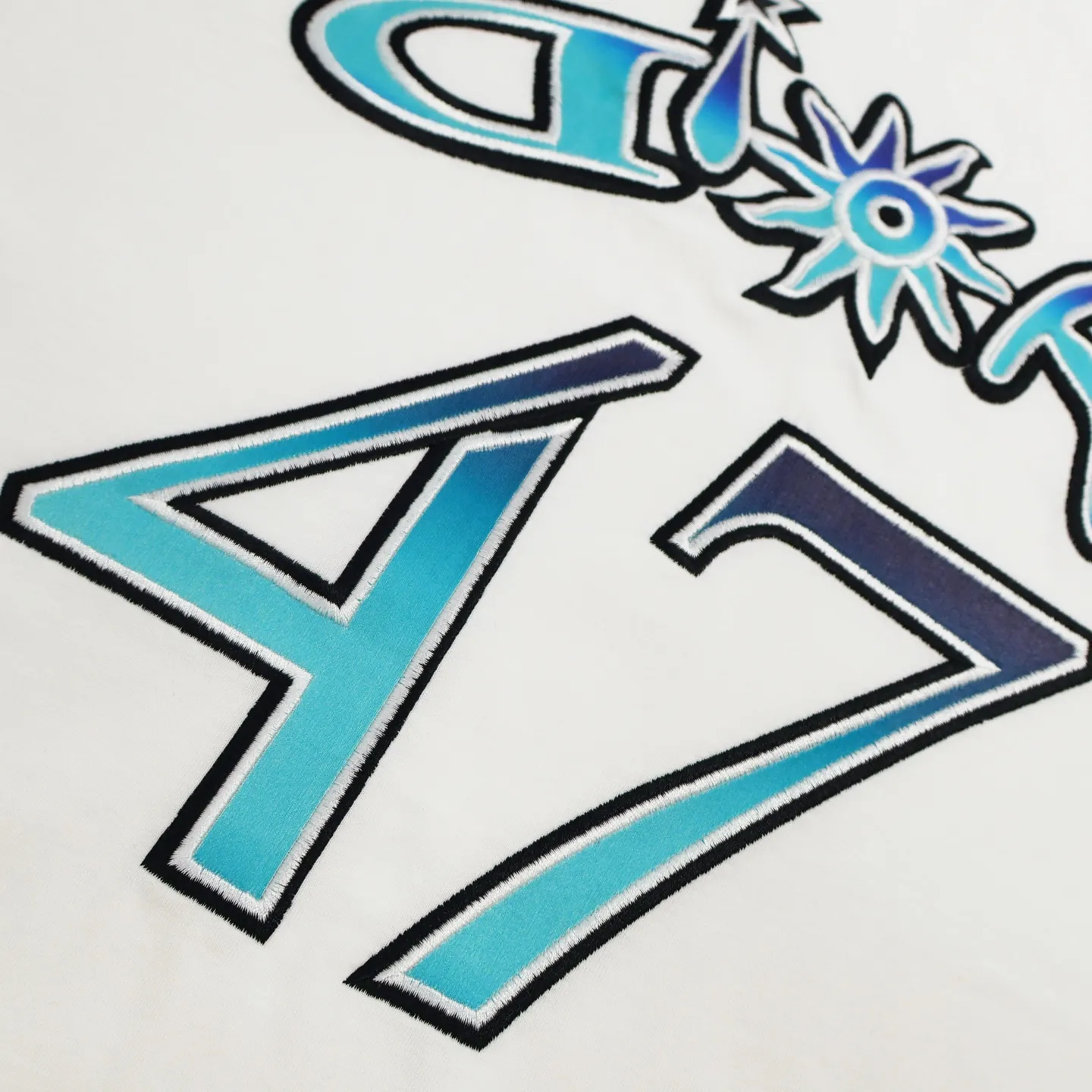 🅿️280 [Exclusive supply] CD 47 colorful embroidered short-sleeves (white) originally purchased for 11,500, custom-woven and dyed in matching colors, 20 counts, 230g pure cotton slub knitted fabric. The 47 artistic letters are made by needle embroidery technology, which has a strong sense of lines and three-dimensionality, enriching the spatial hierarchy of the overall picture. Color-fixed dyeing is made of soft fine wool and brightly colored wool. Patterns are formed by inserting stitches, which has a unique texture and artistic effect. The overall pattern ensures that the crossing and overlapping of wool threads are reasonable and beautiful to enhance the artistic effect of the finished product. The small mark on the hem is customized accessories. Straight round neck version, standard hanging version, with shoulder-length design, basic solid color, classic and versatile, perfect for wearing inside or outside. Size:S-M-L