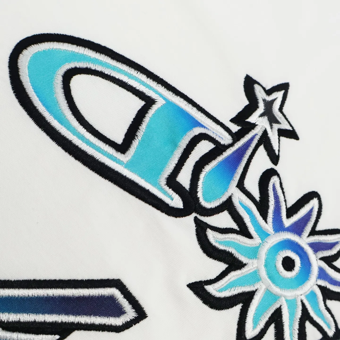 🅿️280 [Exclusive supply] CD 47 colorful embroidered short-sleeves (white) originally purchased for 11,500, custom-woven and dyed in matching colors, 20 counts, 230g pure cotton slub knitted fabric. The 47 artistic letters are made by needle embroidery technology, which has a strong sense of lines and three-dimensionality, enriching the spatial hierarchy of the overall picture. Color-fixed dyeing is made of soft fine wool and brightly colored wool. Patterns are formed by inserting stitches, which has a unique texture and artistic effect. The overall pattern ensures that the crossing and overlapping of wool threads are reasonable and beautiful to enhance the artistic effect of the finished product. The small mark on the hem is customized accessories. Straight round neck version, standard hanging version, with shoulder-length design, basic solid color, classic and versatile, perfect for wearing inside or outside. Size:S-M-L
