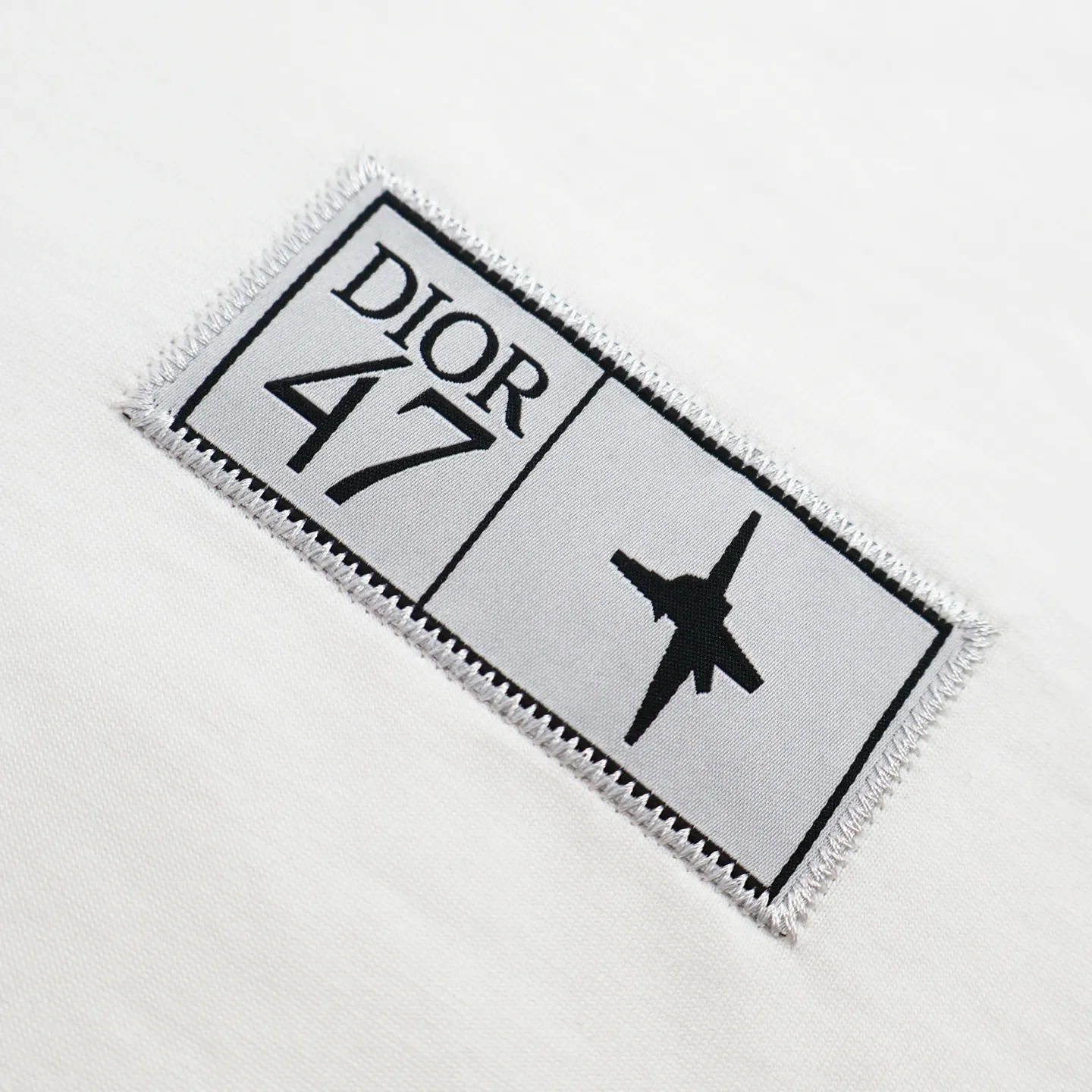 🅿️280 [Exclusive supply] CD 47 colorful embroidered short-sleeves (white) originally purchased for 11,500, custom-woven and dyed in matching colors, 20 counts, 230g pure cotton slub knitted fabric. The 47 artistic letters are made by needle embroidery technology, which has a strong sense of lines and three-dimensionality, enriching the spatial hierarchy of the overall picture. Color-fixed dyeing is made of soft fine wool and brightly colored wool. Patterns are formed by inserting stitches, which has a unique texture and artistic effect. The overall pattern ensures that the crossing and overlapping of wool threads are reasonable and beautiful to enhance the artistic effect of the finished product. The small mark on the hem is customized accessories. Straight round neck version, standard hanging version, with shoulder-length design, basic solid color, classic and versatile, perfect for wearing inside or outside. Size:S-M-L