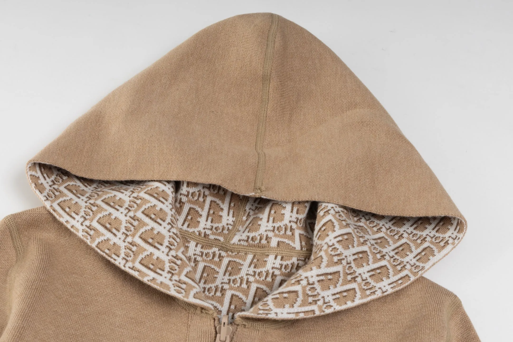 🅿️560 [Exclusive supply] CD 25FW presbyopic double-sided cashmere knitted jacket (khaki). The original purchase was 31,000 and developed. The fabric is carefully made of high-quality cashmere blended knitted fabric to ensure a soft and comfortable wearing experience. Made with exquisite craftsmanship in Italy, the double-sided design is very ingenious: one side is simple gray, the other side is decorated with the brand's iconic Oblique print, and the back is embellished with the Cistian strip pattern, making it possible to wear one piece of clothing multiple times. Featuring a zipper closure at the front and a ribbed hem and cuffs, it's a refined detail. The hooded style adds a casual feel, while the unlined design maintains a lightweight feel. The reversible feature allows the item to be perfectly paired with a variety of looks, showing a variety of styles. Mild dry cleaning is recommended to keep the fabric in top condition. The overall design combines practicality and design, perfectly interpreting exquisite craftsmanship and fashion aesthetics. Size:S/M/L/XL/XXL